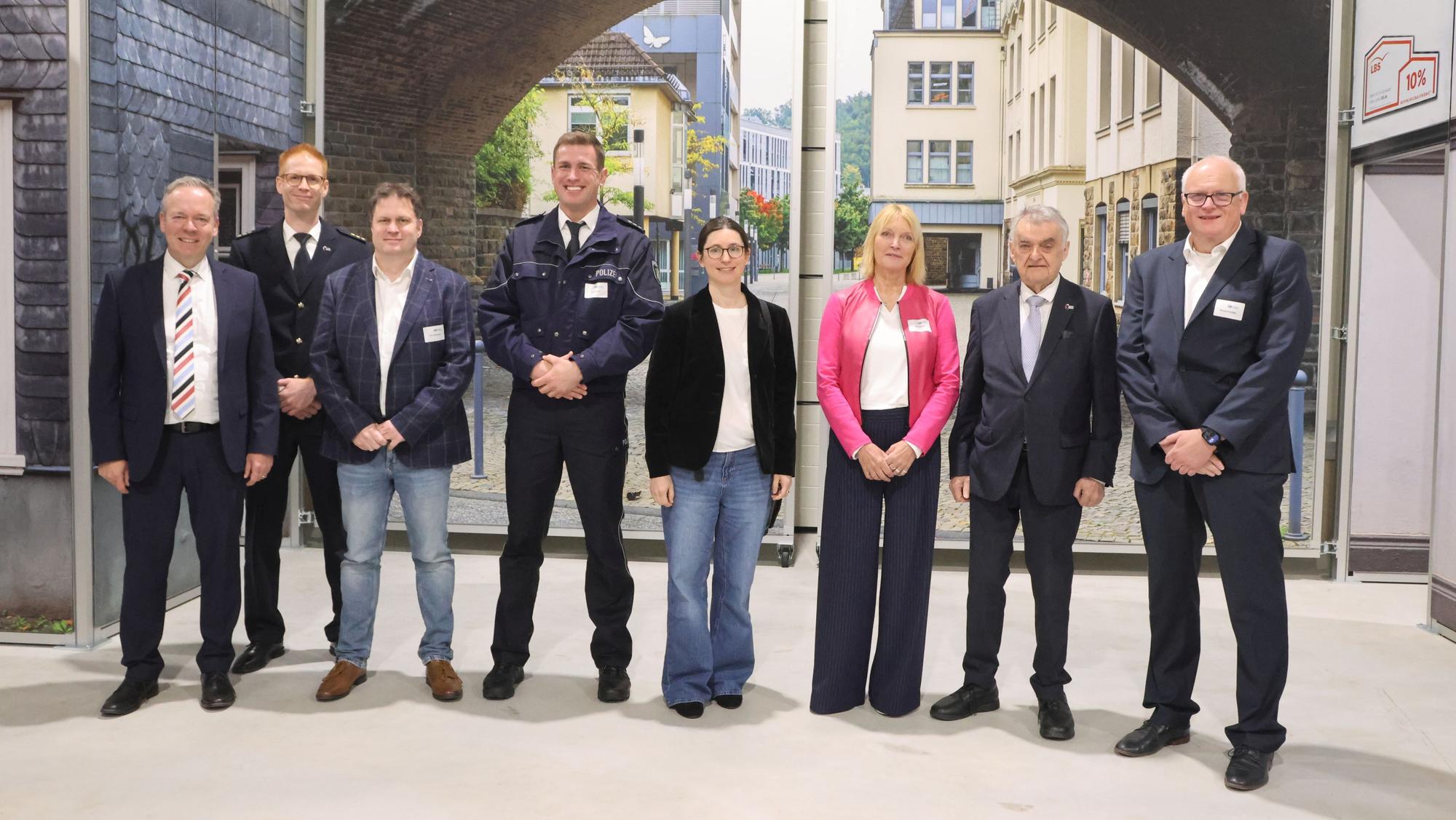 Einweihung RTZ Olpe, Gruppenfoto vor dem Gebäude.