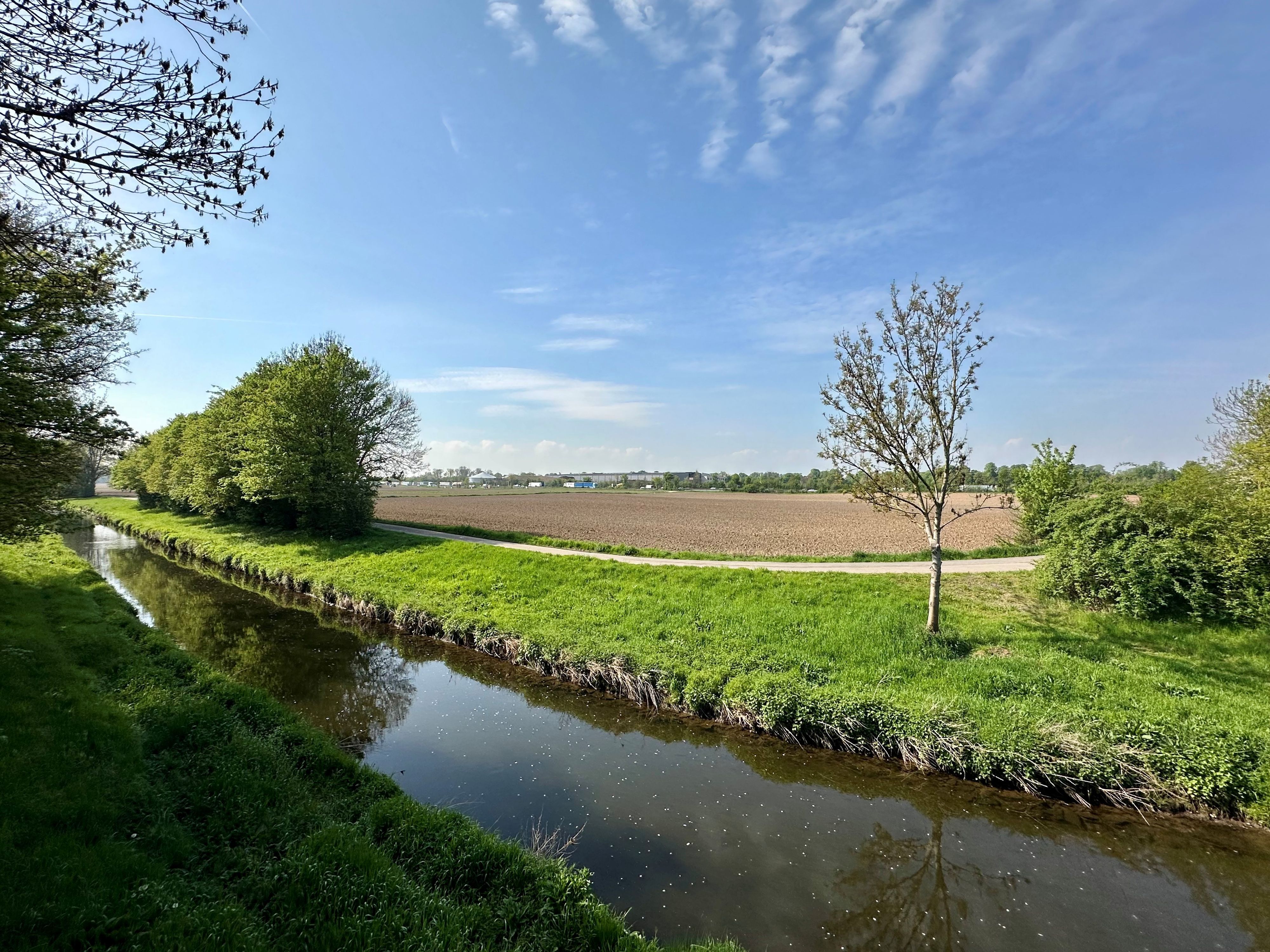 Das Bild zeigt die Erft bei Liblar und Bliesheim, im Hintergrund ist die Autobahn zu sehen.