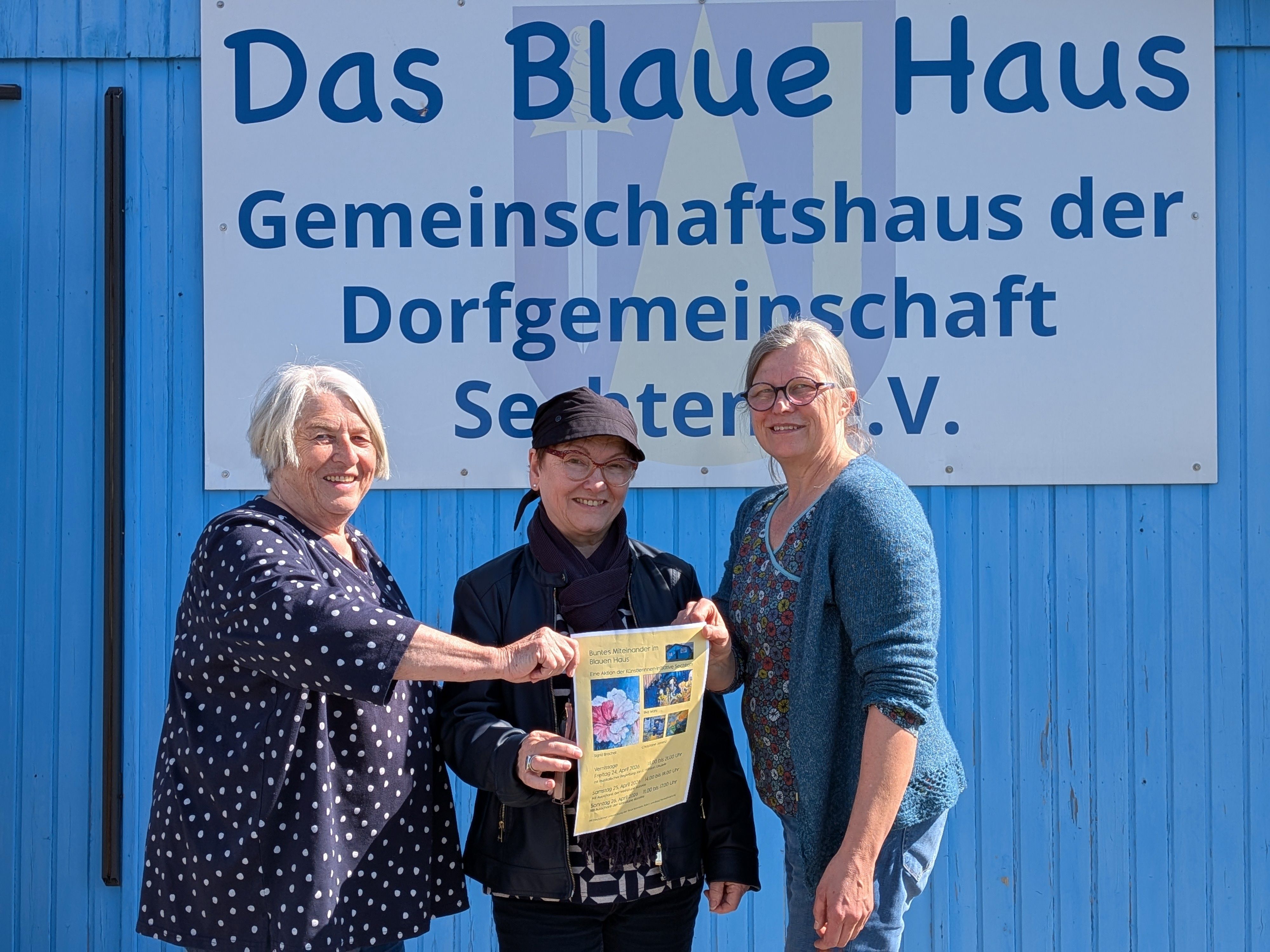 Die Künstlerinnen-Initiative Sechtem (von links) Sigrid Brachat, Ilka Wahl und Christiane Janietz vor dem „blauen Haus“.