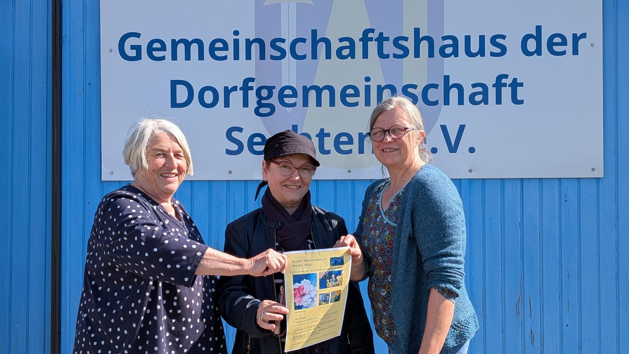 Die Künstlerinnen-Initiative Sechtem (von links) Sigrid Brachat, Ilka Wahl und Christiane Janietz vor dem „blauen Haus“.