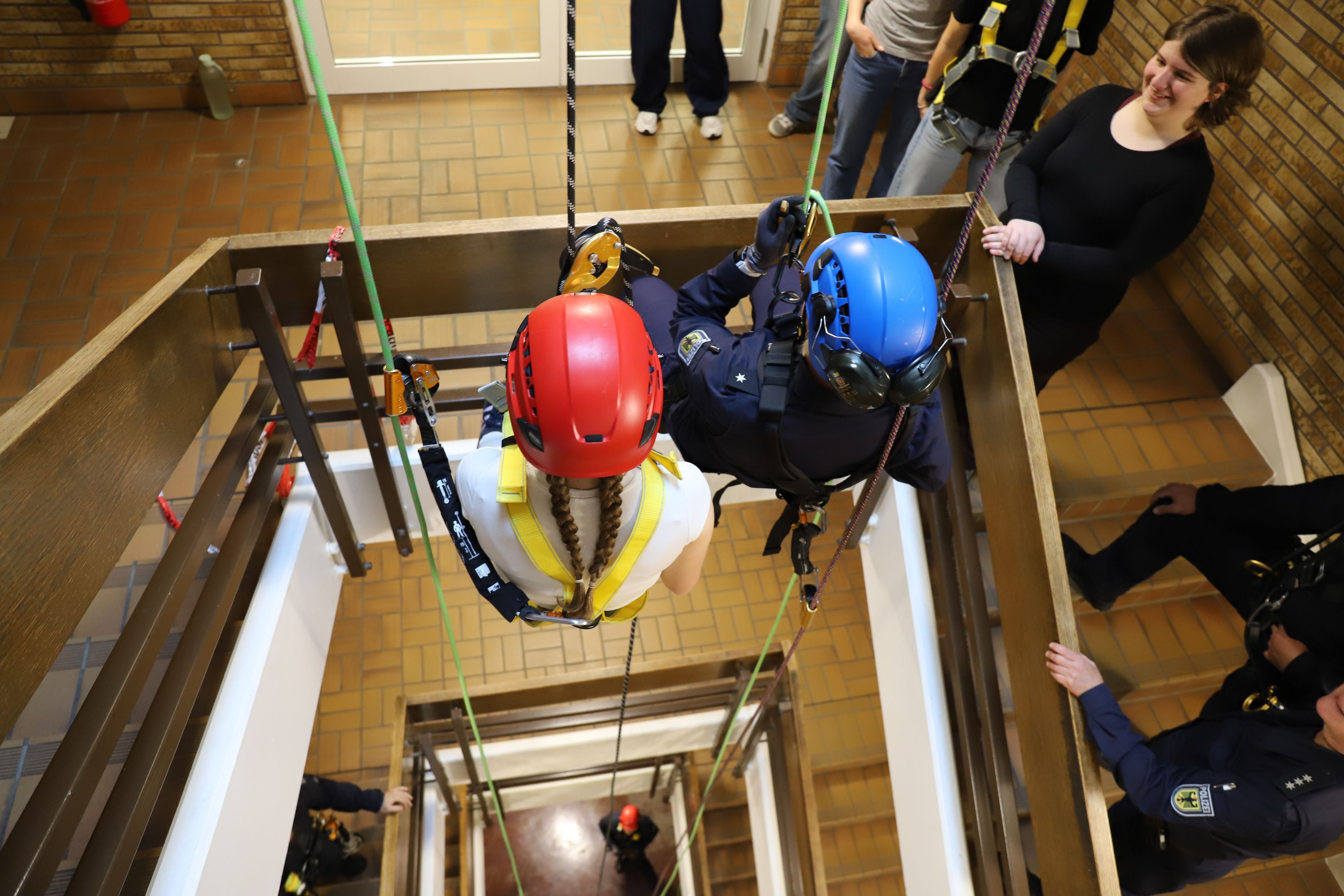 Im Treppenhaus der Technischen Hundertschaft war abseilen angesagt.
