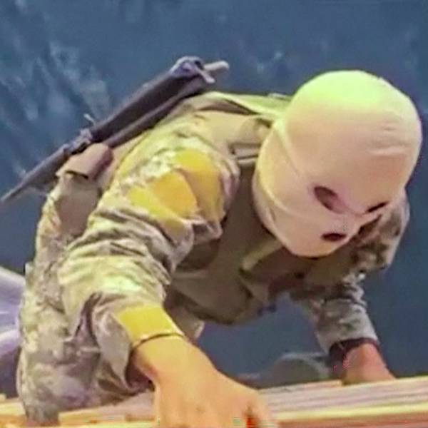 Iranische Revolutionsgarden beim Betreten eines Frachtschiffs.