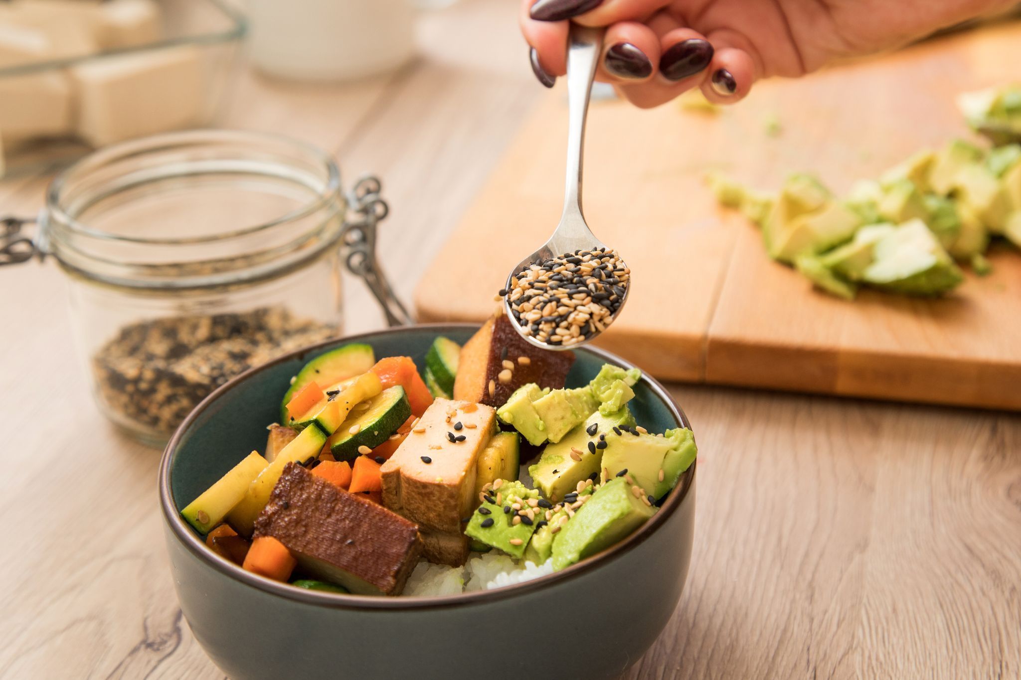 Bowl mit mit Tofu, gegrilltem Gemüse und Avocado
