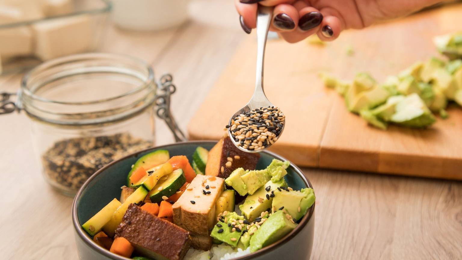 Bowl mit mit Tofu, gegrilltem Gemüse und Avocado