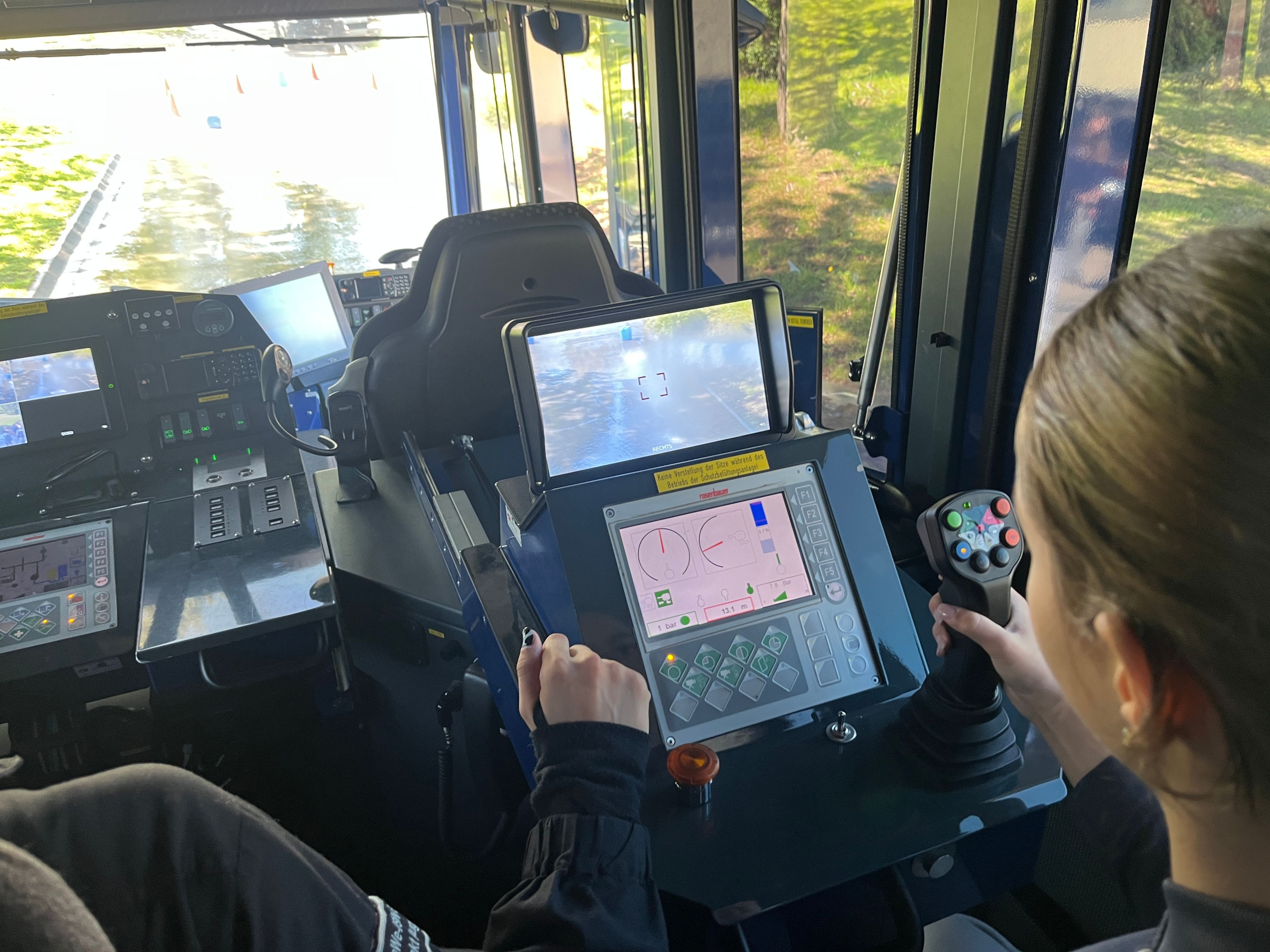 Mit dem Joystick konnte Emilia den Wasserstrahl des Wasserwerfers steuern, um Ziele zu treffen.