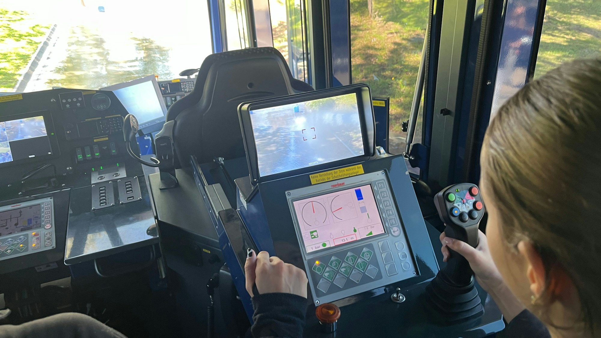 Mit dem Joystick konnte Emilia den Wasserstrahl des Wasserwerfers steuern, um Ziele zu treffen.