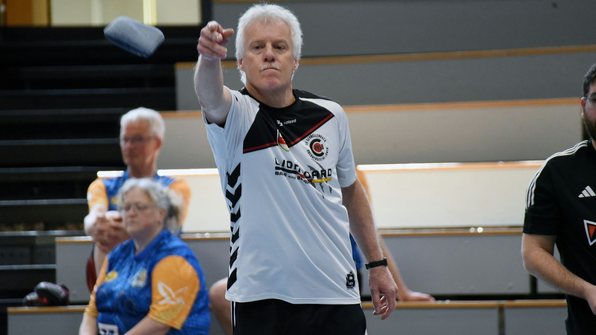 Ein Spieler in einer Spielsituation beim Cornhole.