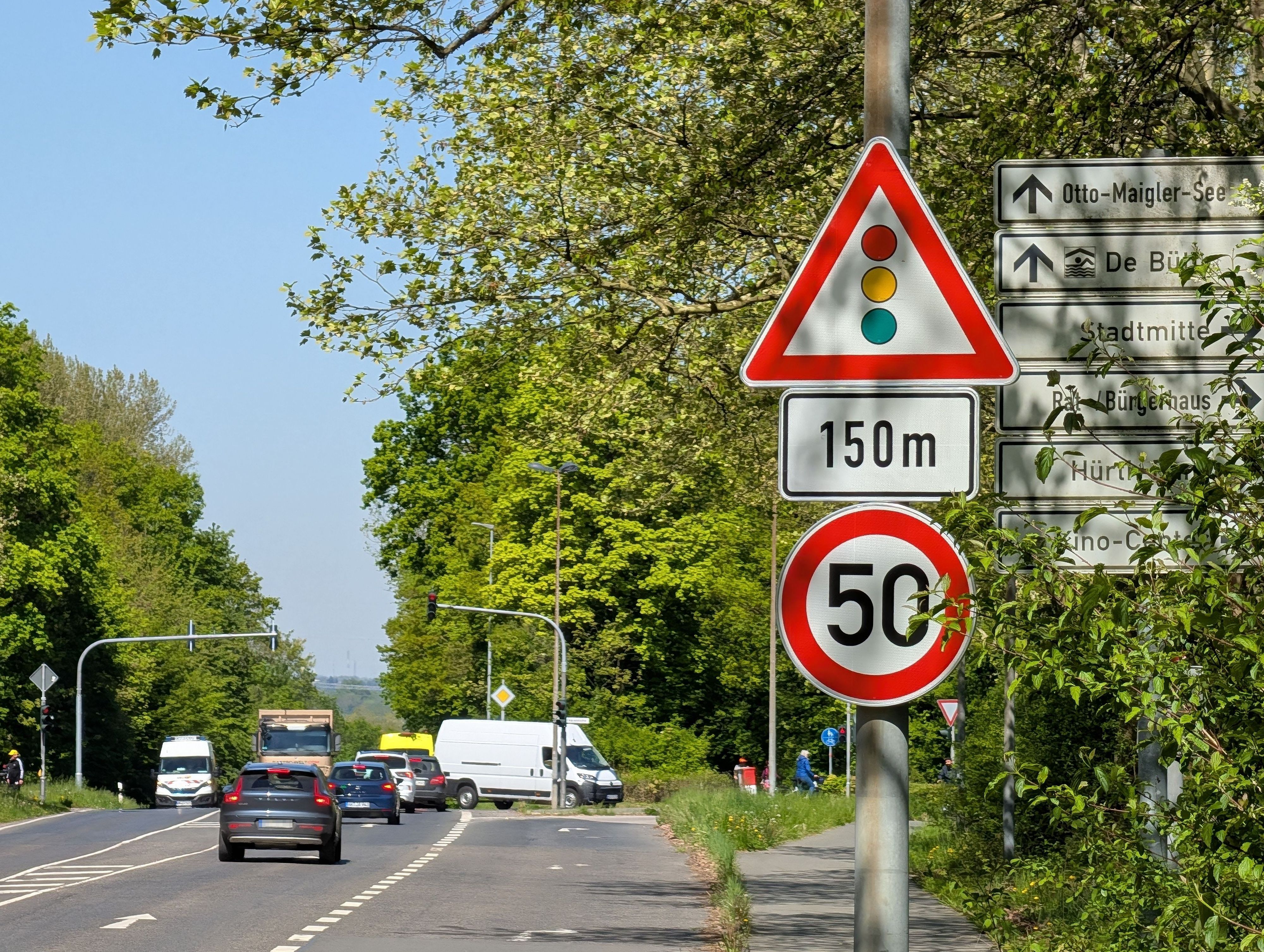 Das Foto zeigt ein Verkehrsschild an der Frechener Straße.