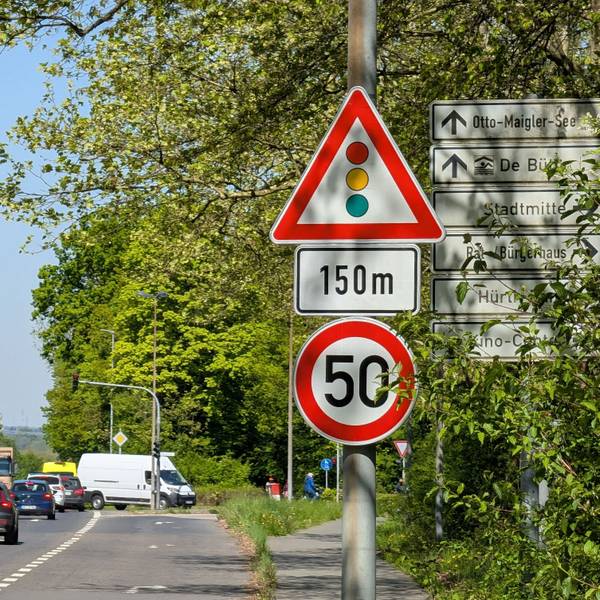 Das Foto zeigt ein Verkehrsschild an der Frechener Straße.