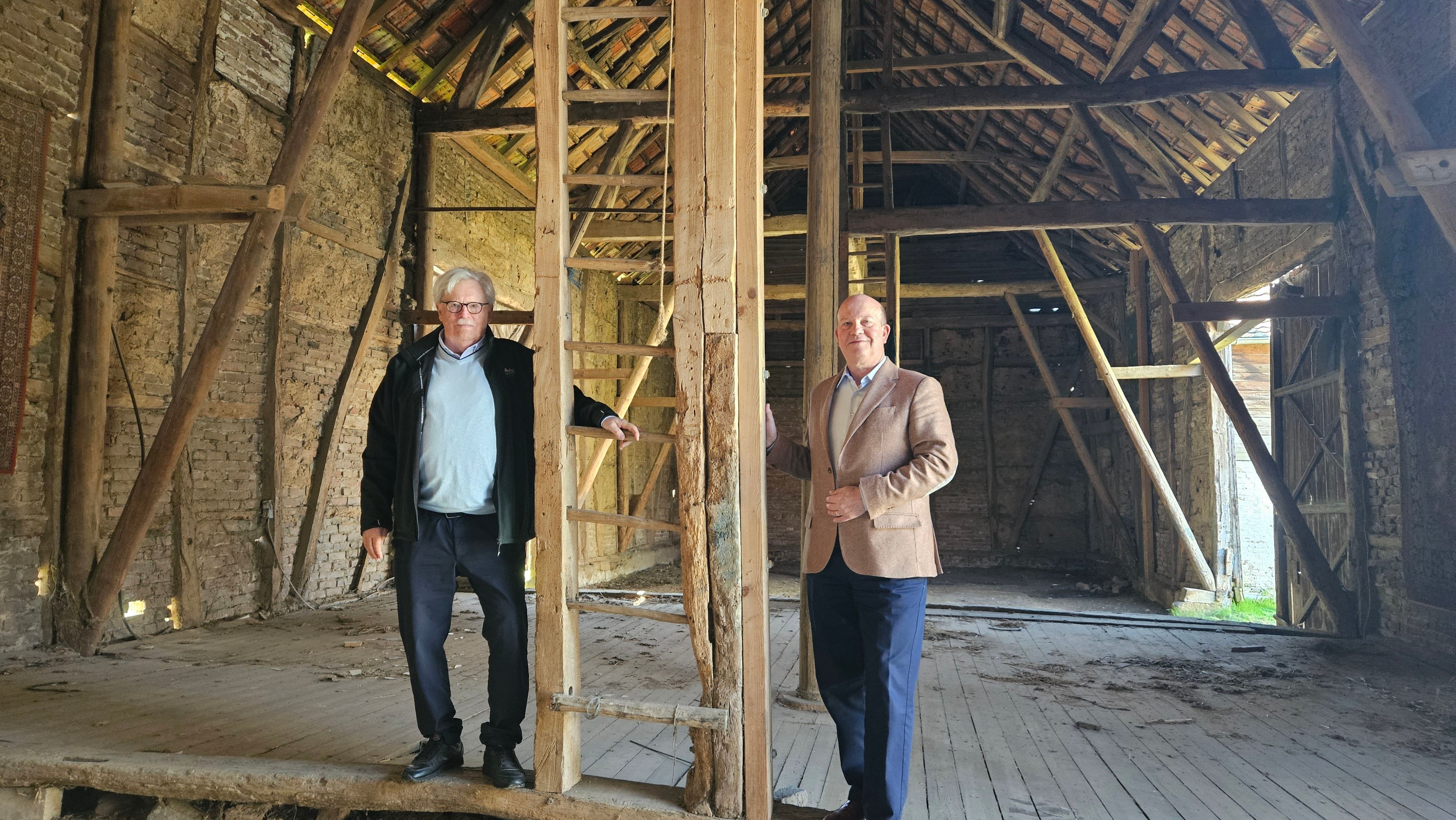 Zu sehen sind Bernd Klüker und Harald Fett in der Scheune des Rixenhofes.