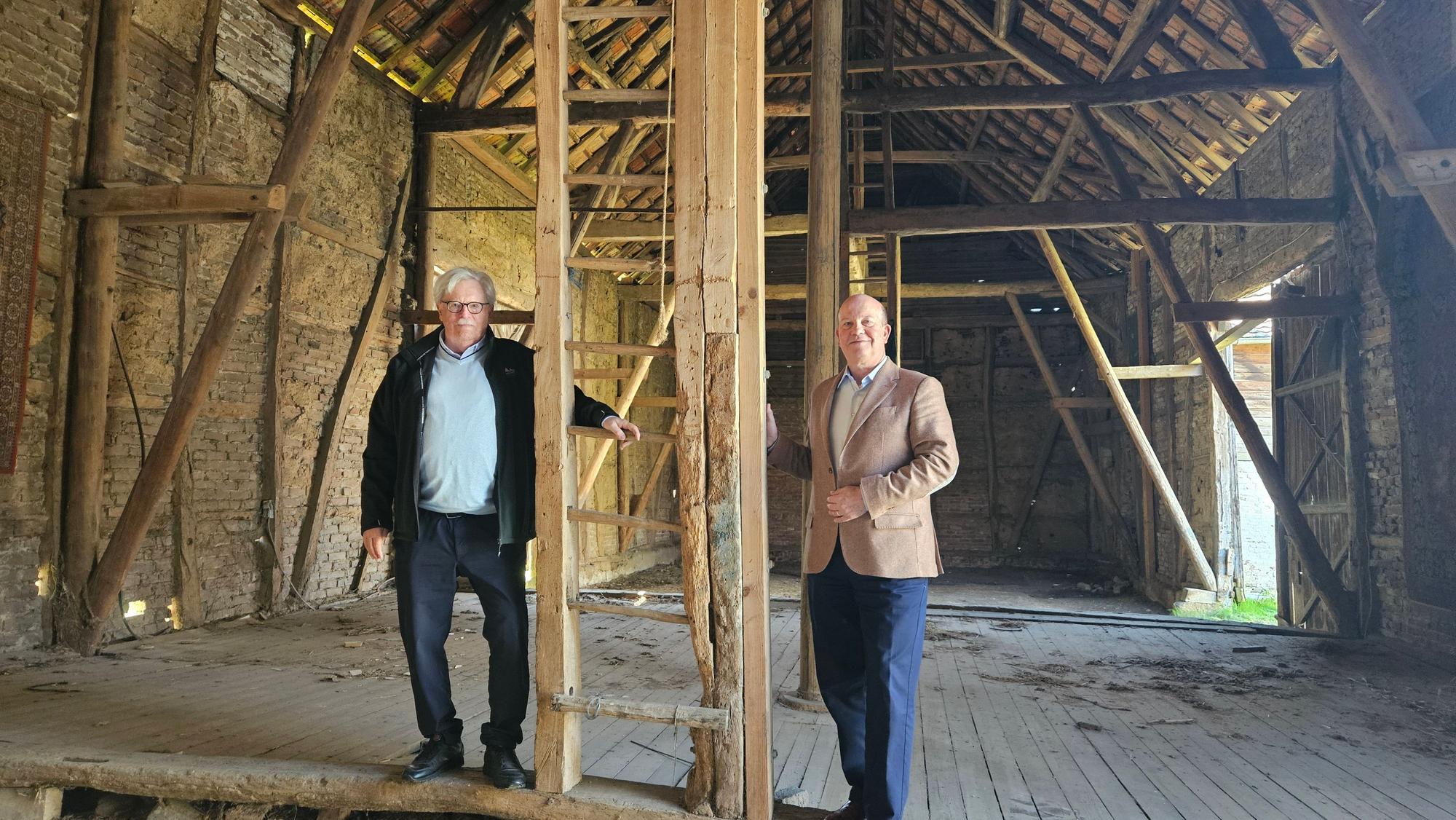 Zu sehen sind Bernd Klüker und Harald Fett in der Scheune des Rixenhofes.