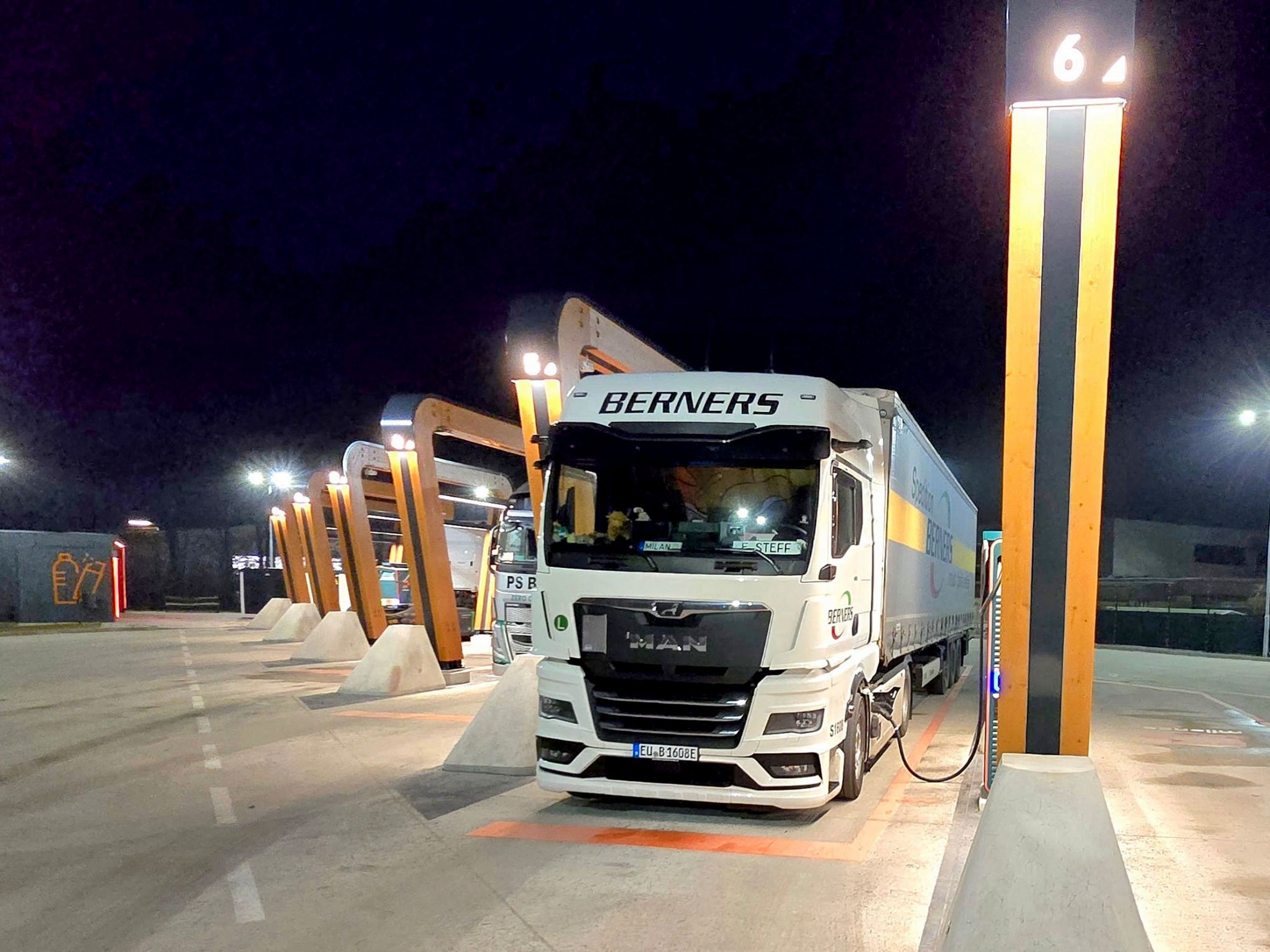 Der MAN-E-Truck der Spedition Bernerns beim Ladevorgang.