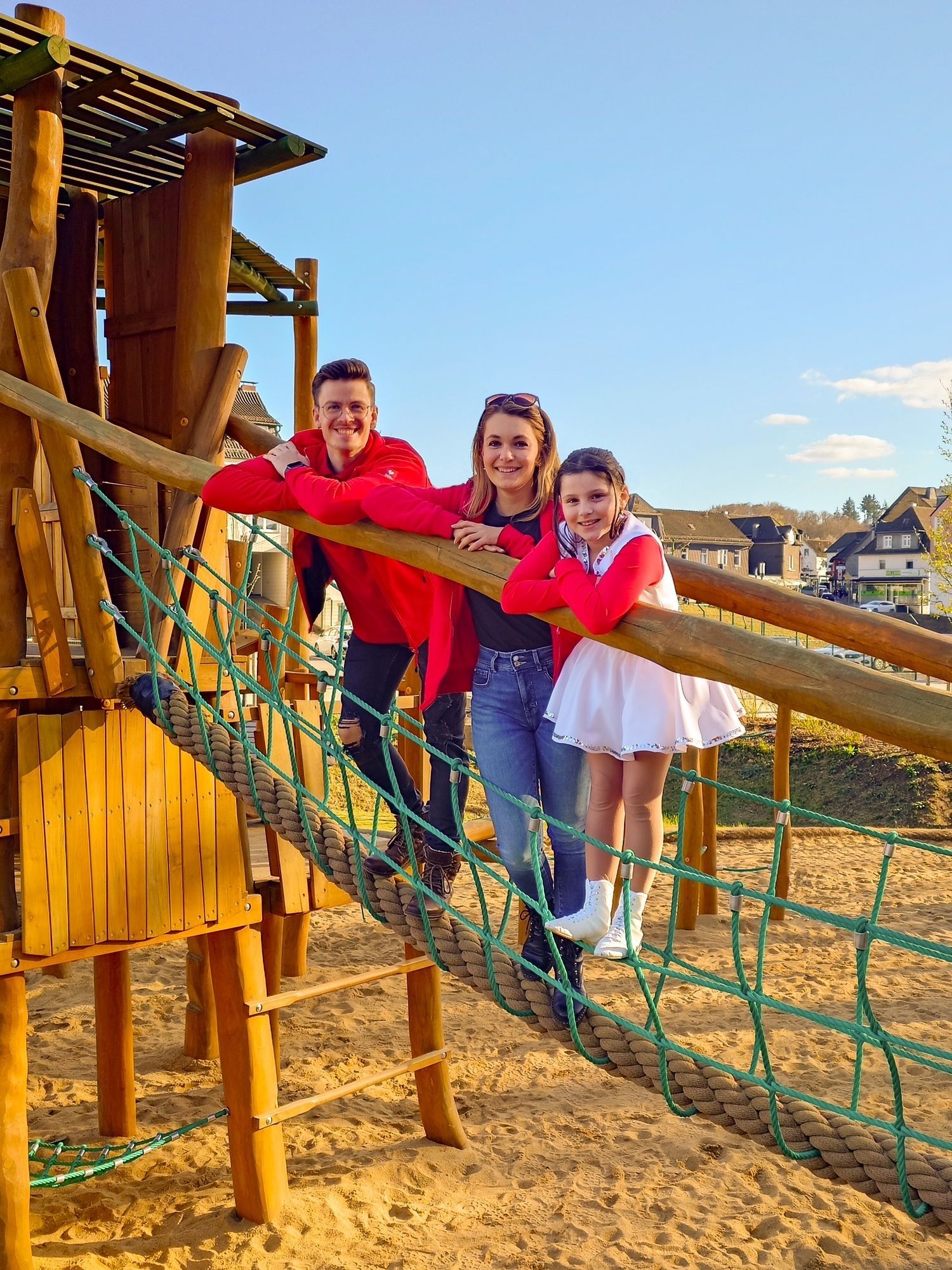 Das Foto zeigt die Tollitäten der Waldbröler Karnevalsgesellschaft in der Session 26/27: Prinz Leon der erste  (aus dem Hause Böttcher), Prinzessin Tine die Erste (bürgerlicher Name: Ann-Kristin Hotsch) und die Kinderprinzessin Layana die Erste (aus dem Hause Altwicker).
