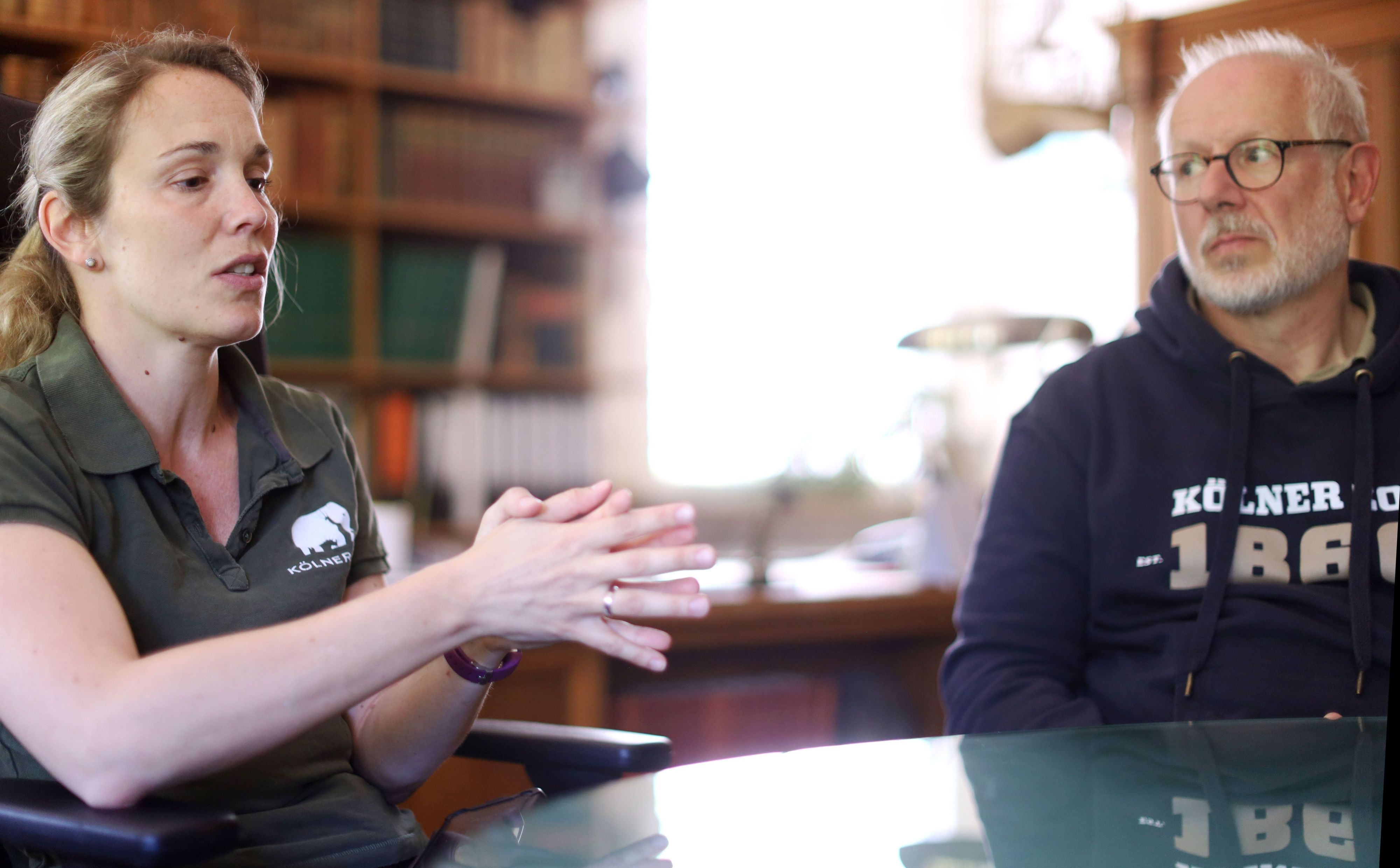 Sandra Marcordes, leitende Zootierärztin im Kölner Zoo, und Zoodirektor Theo Pagel hoffen, dass der Wal in der Ostsee das Bewusstsein für die Wichtigkeit von Artenschutz stärkt.