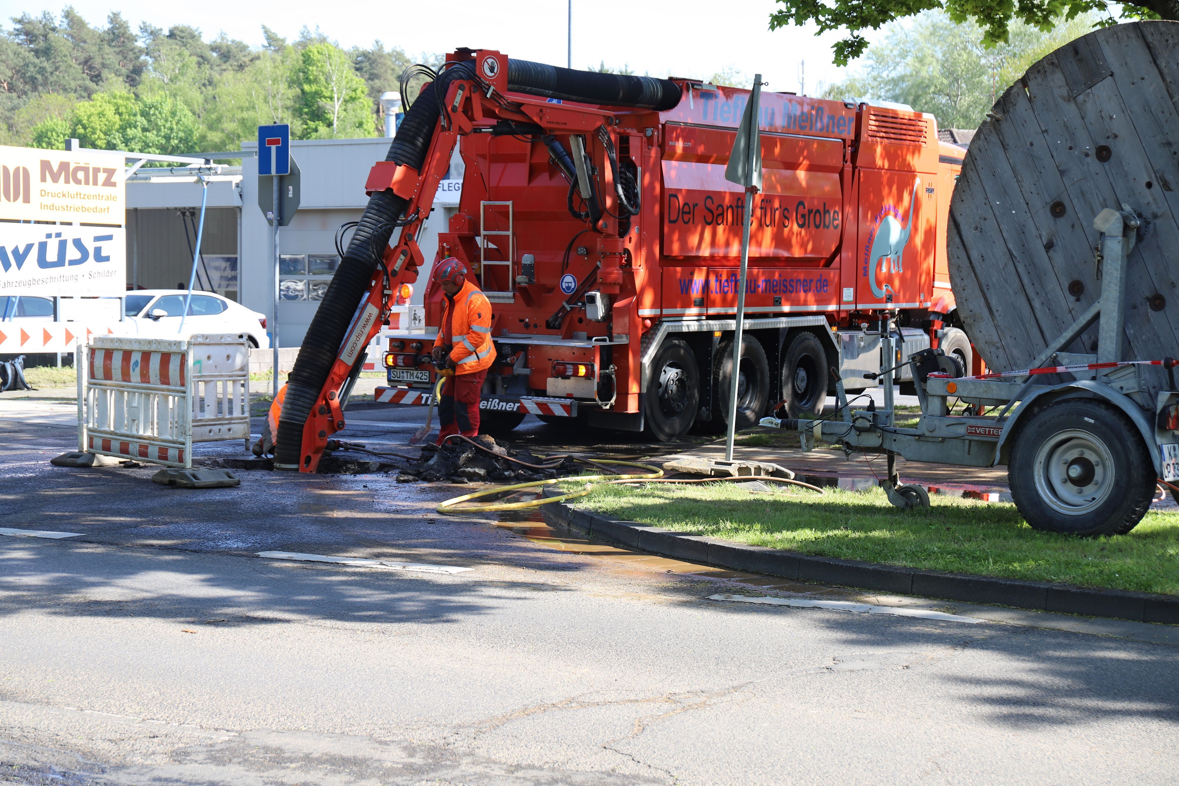 Der Radweg wird aufgegraben.