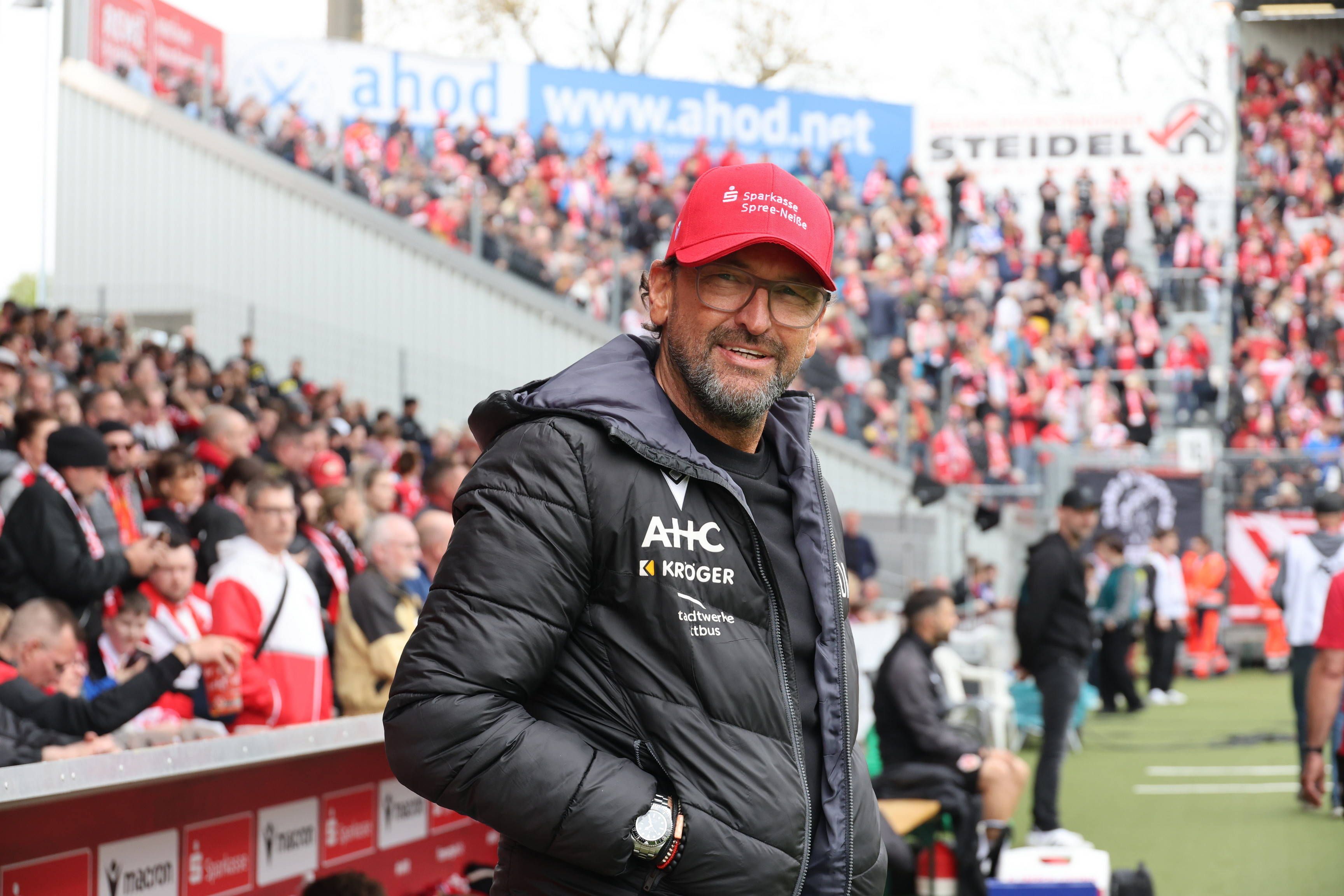 Trainer Claus-Dieter Wollitz Energie Cottbus Trainer Claus-Dieter Wollitz Energie Cottbus Fussball 3. Liga 2025/2026 FC Energie Cottbus - Rot-Weiss Essen *** Coach Claus Dieter Wollitz Energie Cottbus Coach Claus Dieter Wollitz Energie Cottbus Football 3 Liga 2025 2026 FC Energie Cottbus Rot Weiss Essen