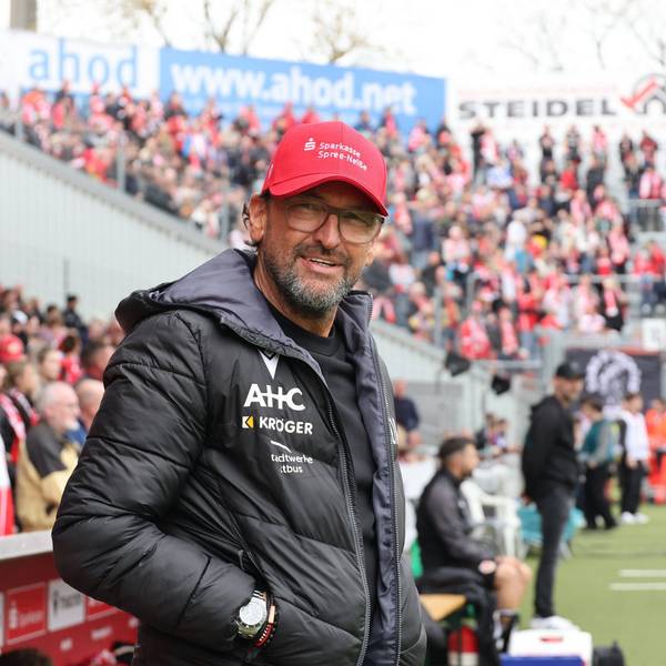 Trainer Claus-Dieter Wollitz Energie Cottbus Trainer Claus-Dieter Wollitz Energie Cottbus Fussball 3. Liga 2025/2026 FC Energie Cottbus - Rot-Weiss Essen *** Coach Claus Dieter Wollitz Energie Cottbus Coach Claus Dieter Wollitz Energie Cottbus Football 3 Liga 2025 2026 FC Energie Cottbus Rot Weiss Essen