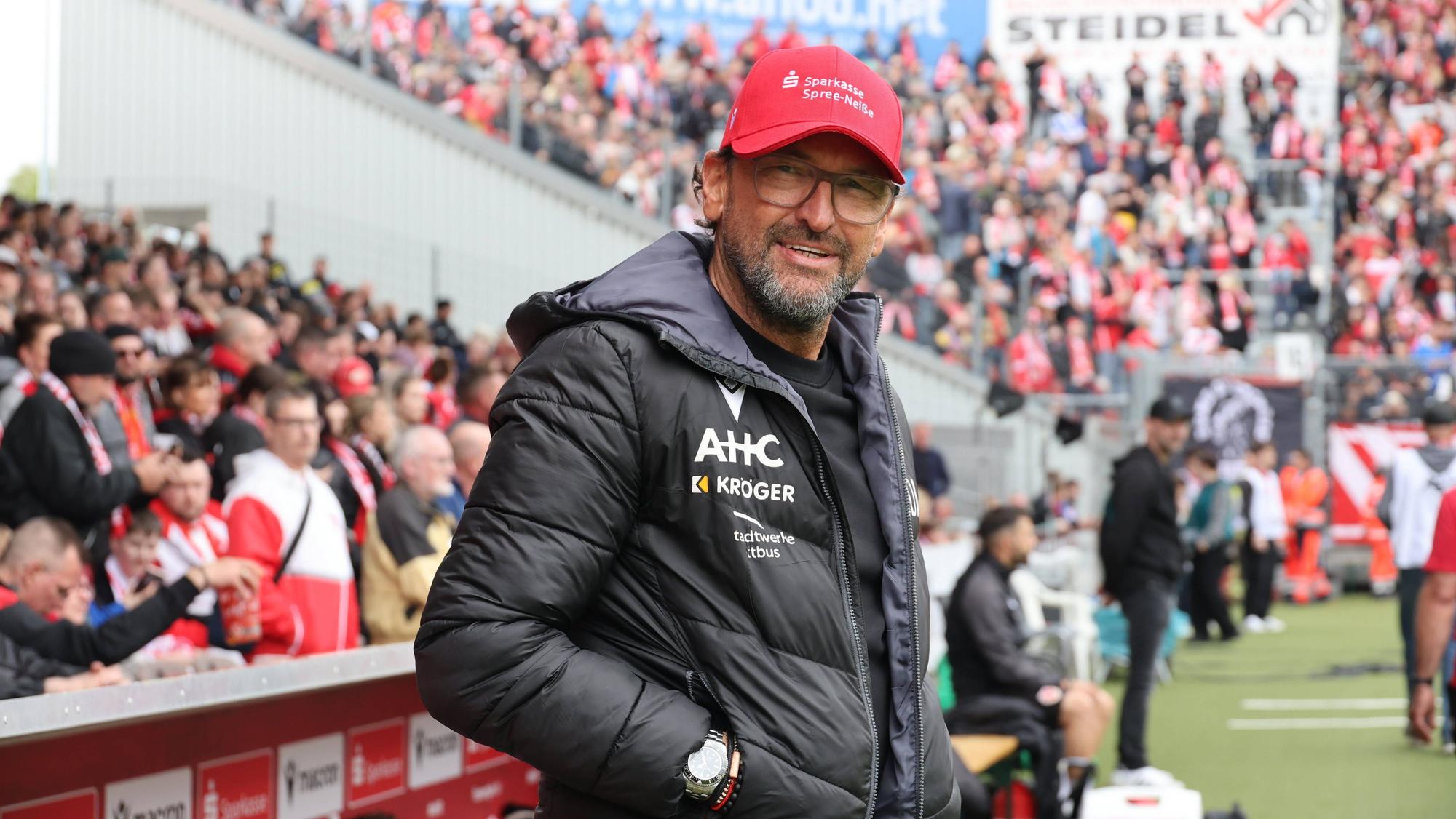 Trainer Claus-Dieter Wollitz Energie Cottbus Trainer Claus-Dieter Wollitz Energie Cottbus Fussball 3. Liga 2025/2026 FC Energie Cottbus - Rot-Weiss Essen *** Coach Claus Dieter Wollitz Energie Cottbus Coach Claus Dieter Wollitz Energie Cottbus Football 3 Liga 2025 2026 FC Energie Cottbus Rot Weiss Essen