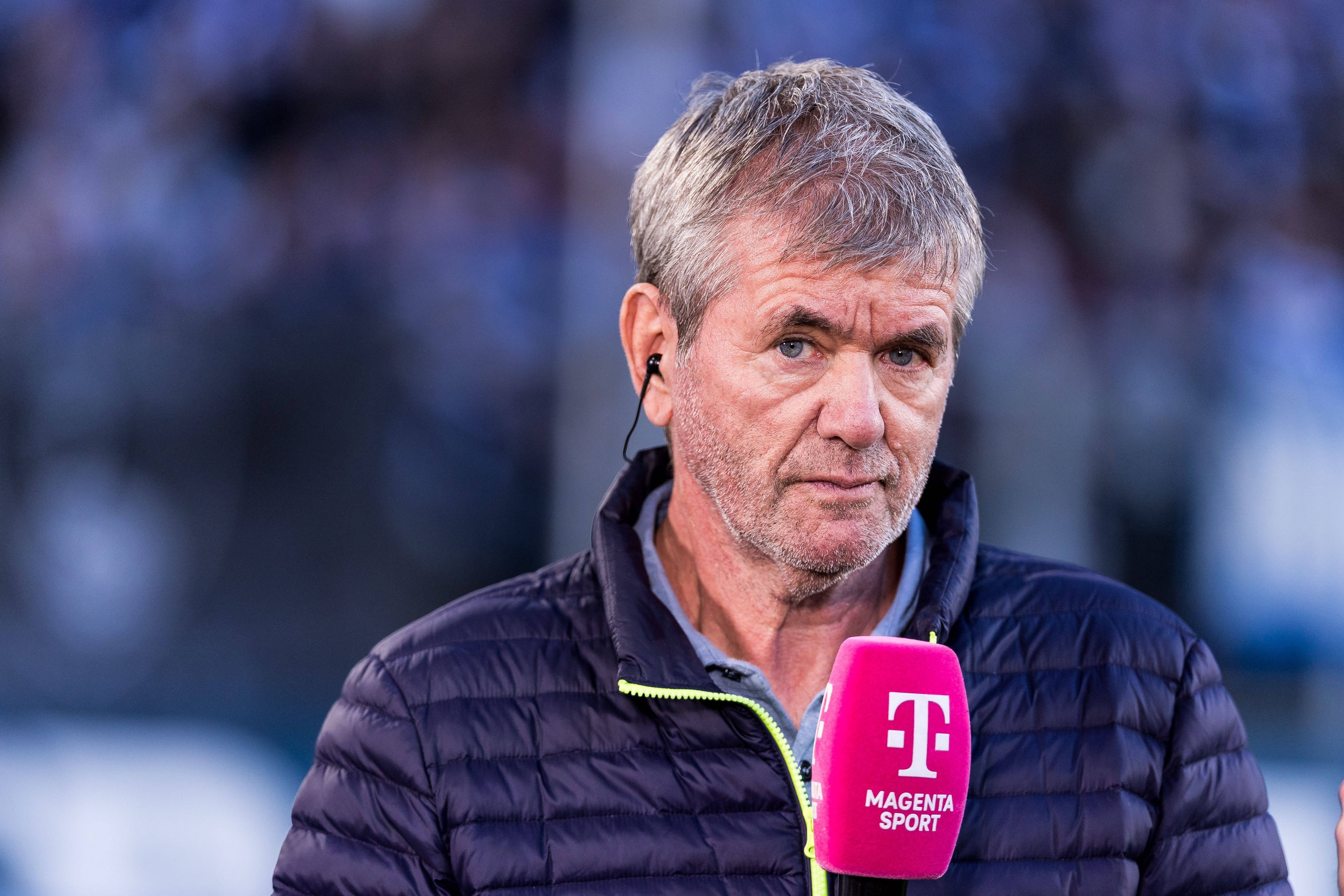 Fußball-Trainer Friedhelm Funkel am Magenta-Mikrofon.