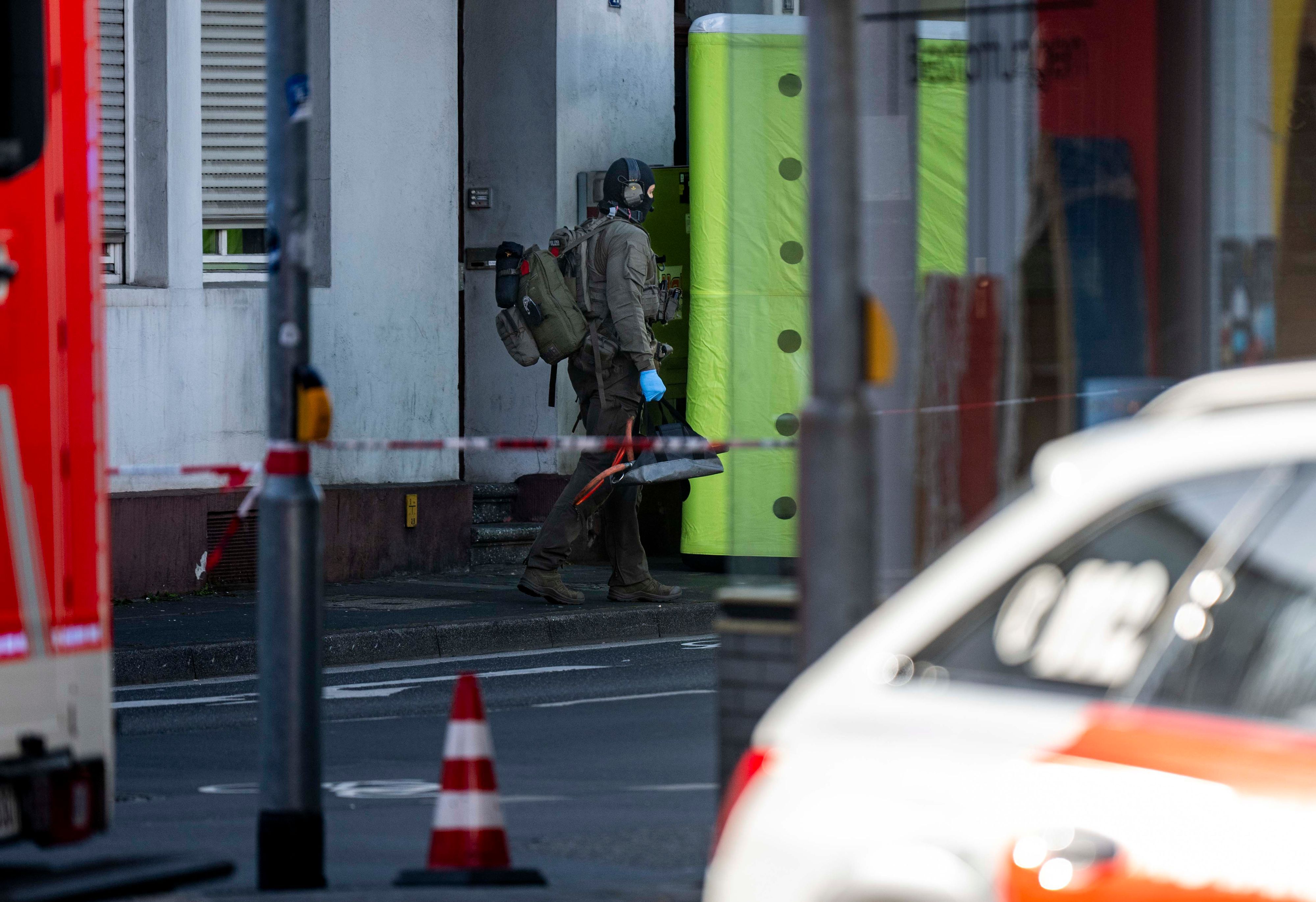 Das Bild zeigt einen SEK-Beamten, der mit viel Material in den Einstz geht.