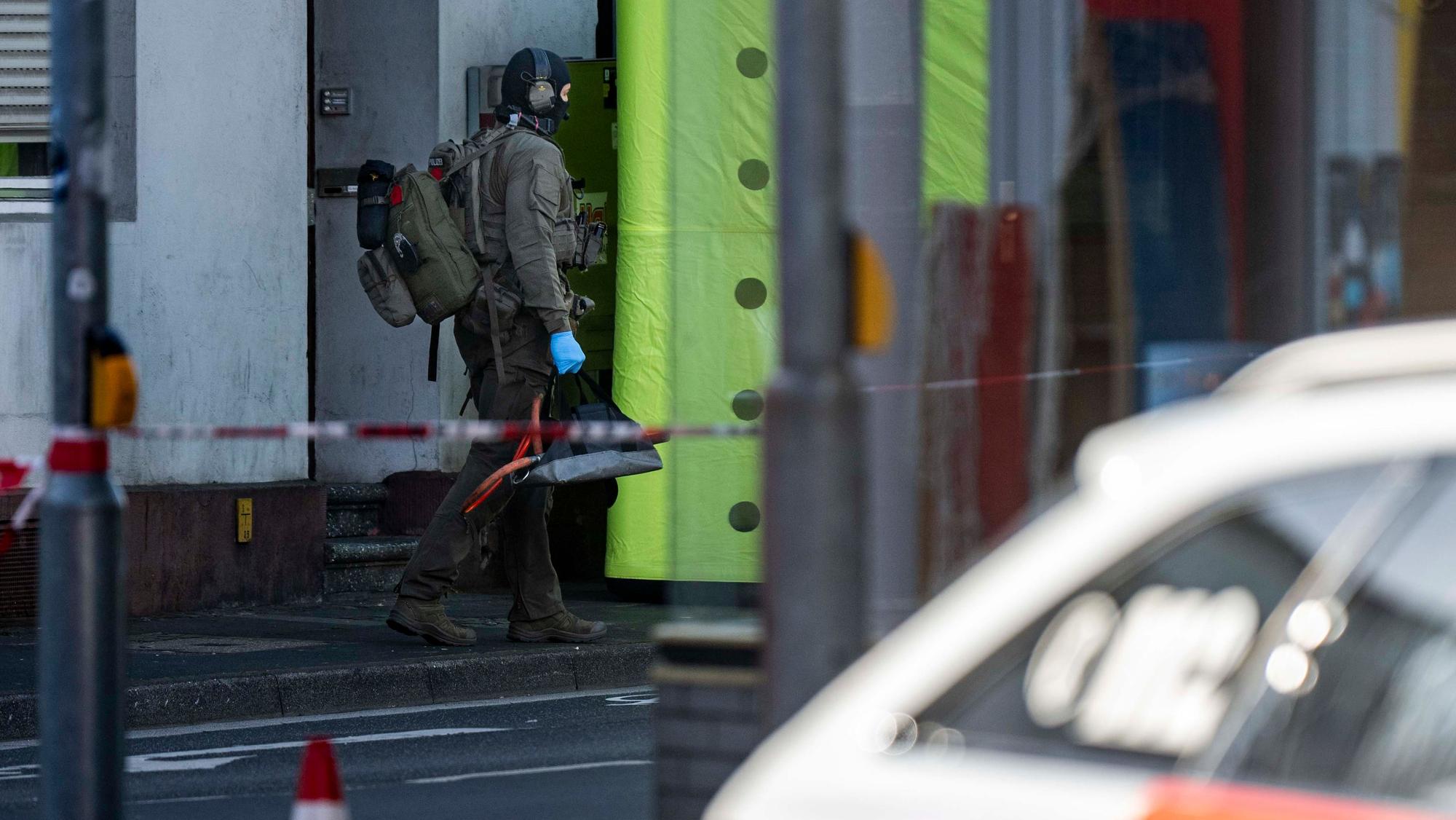 Das Bild zeigt einen SEK-Beamten, der mit viel Material in den Einstz geht.
