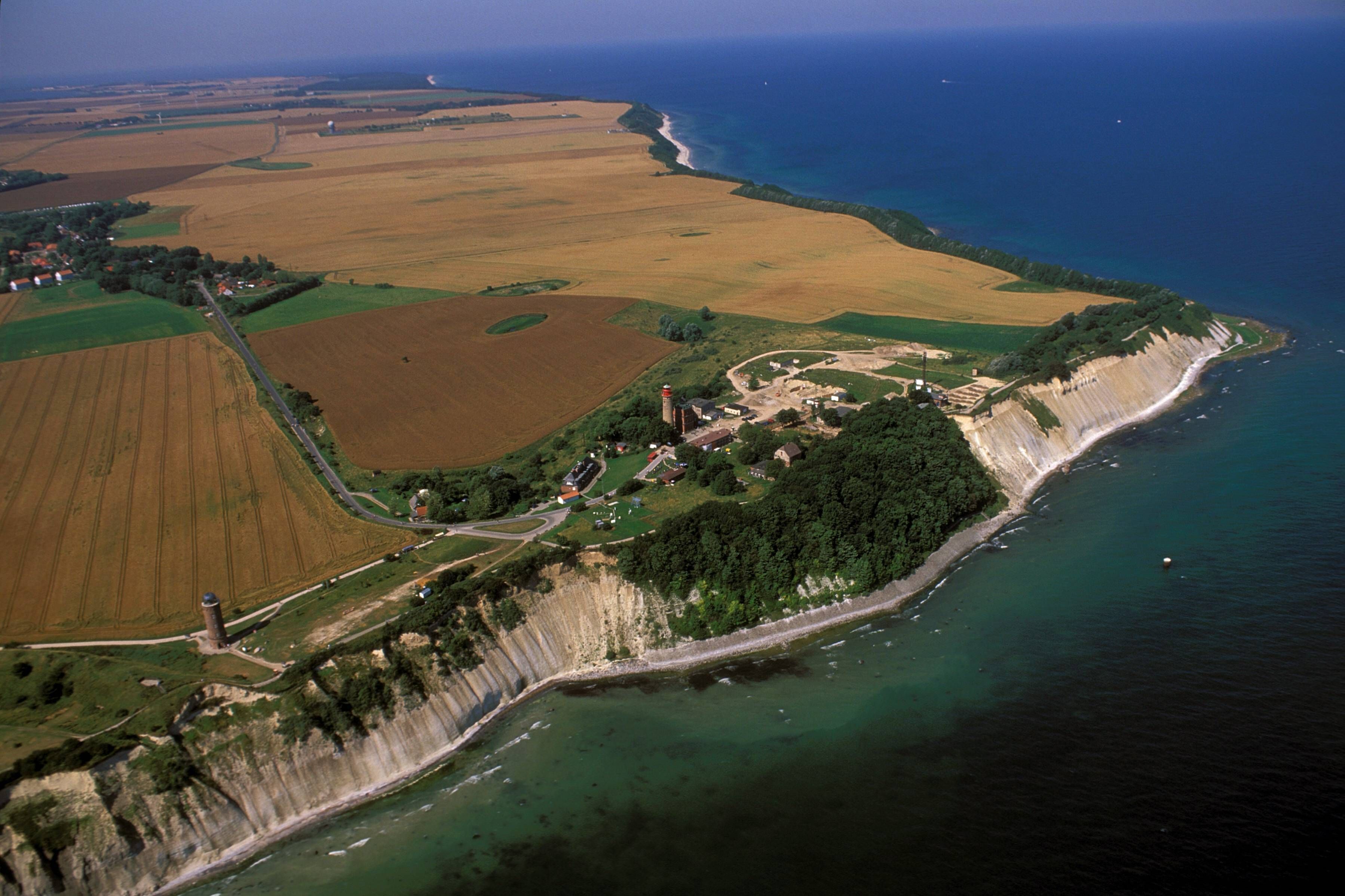 Eine Luftaufnahme zeigt das Kap Arkona auf Rügen. (Archivbild)