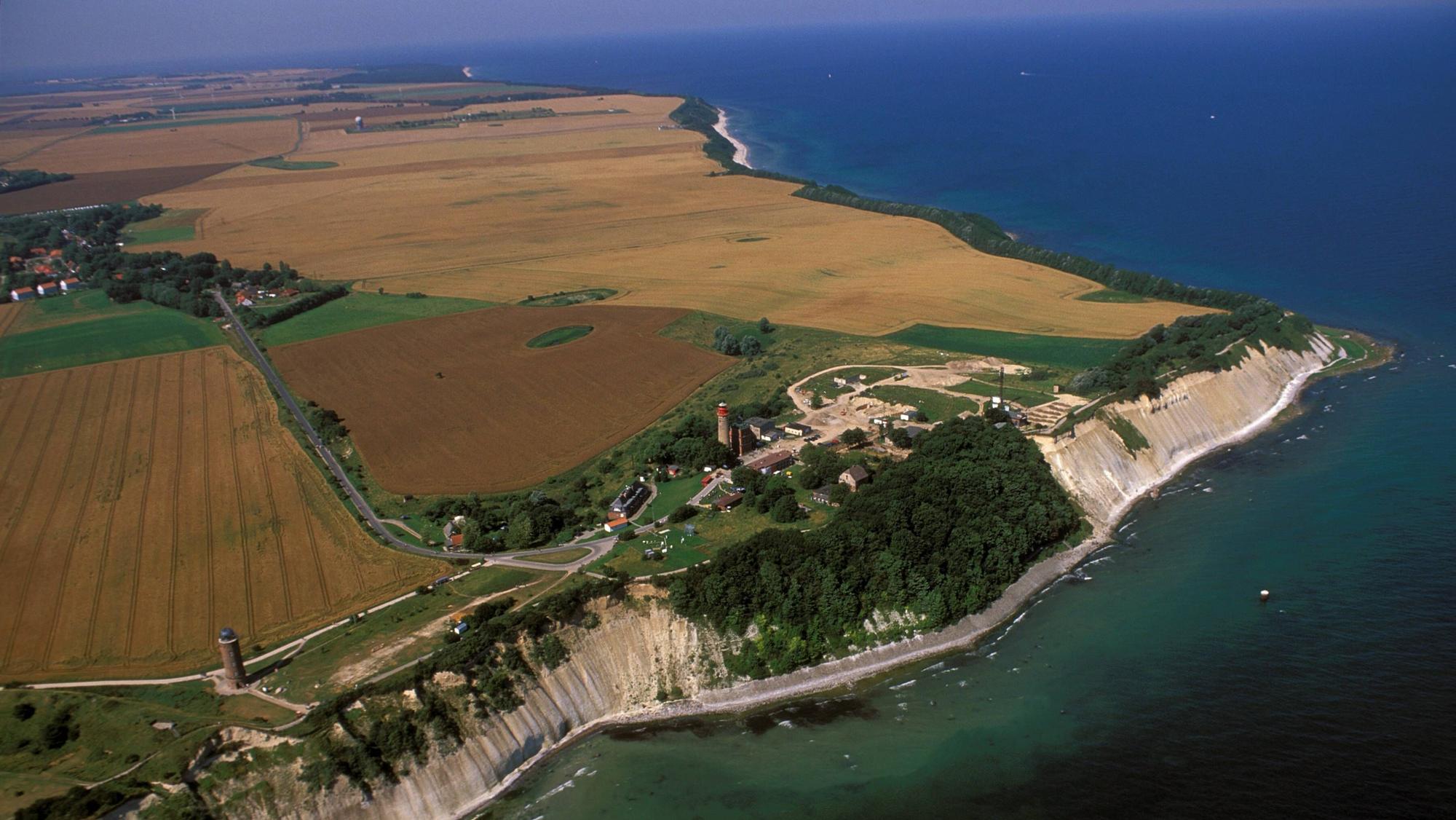 Eine Luftaufnahme zeigt das Kap Arkona auf Rügen. (Archivbild)