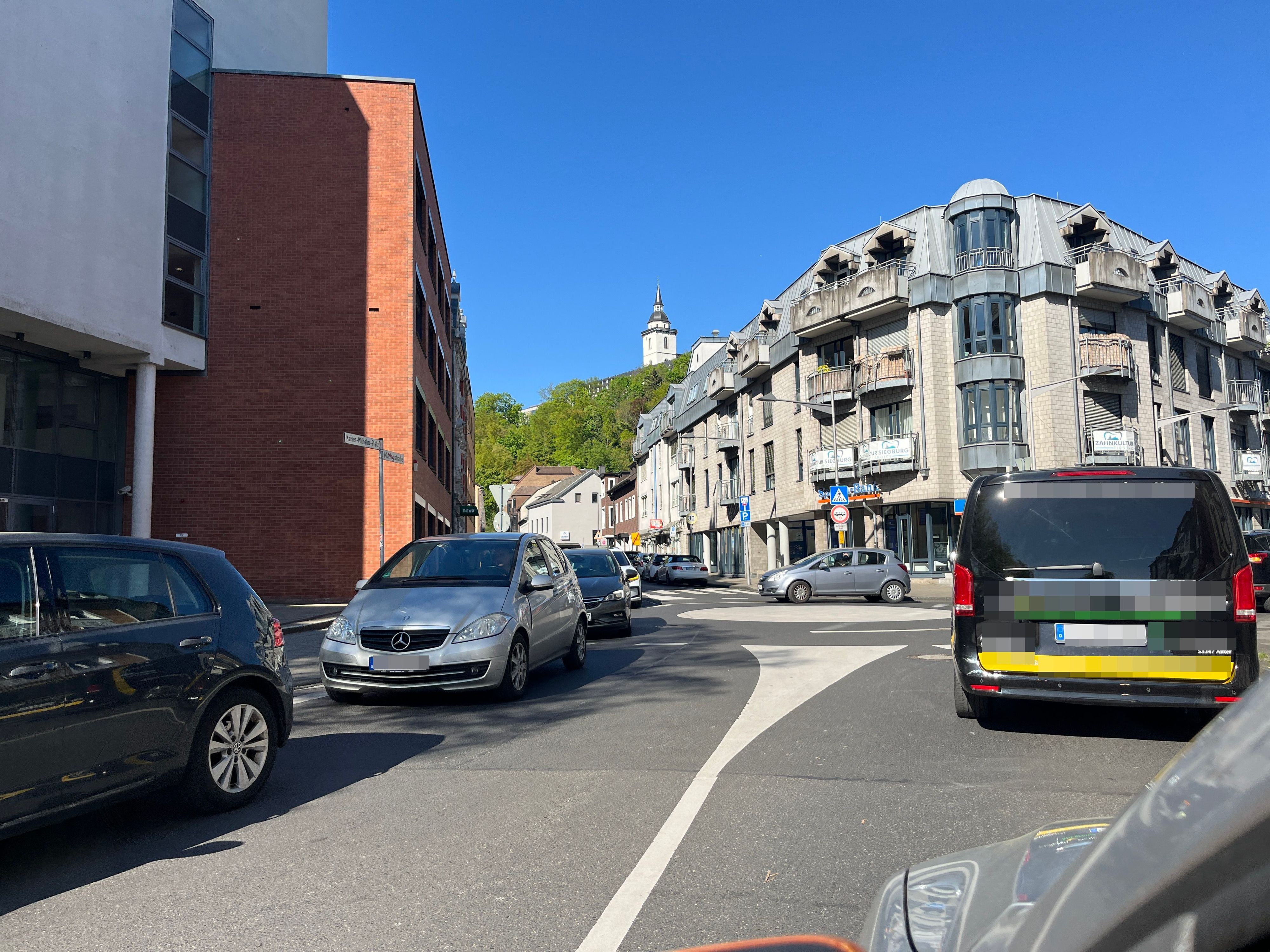 Autos stehen im Stau.