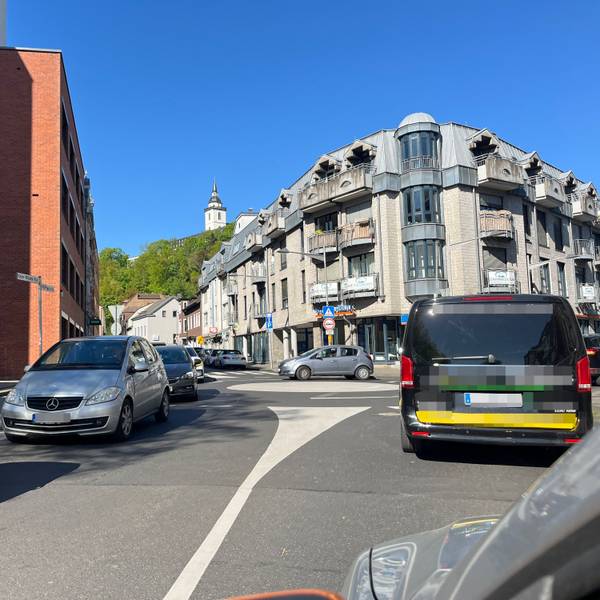 Autos stehen im Stau.