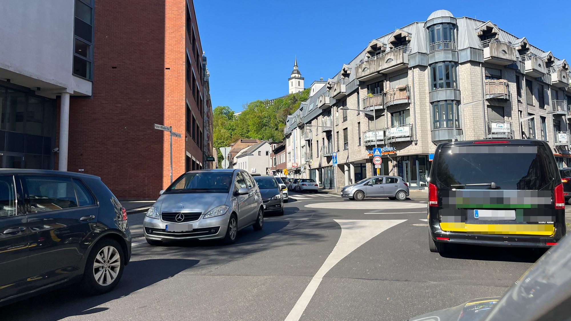 Autos stehen im Stau.