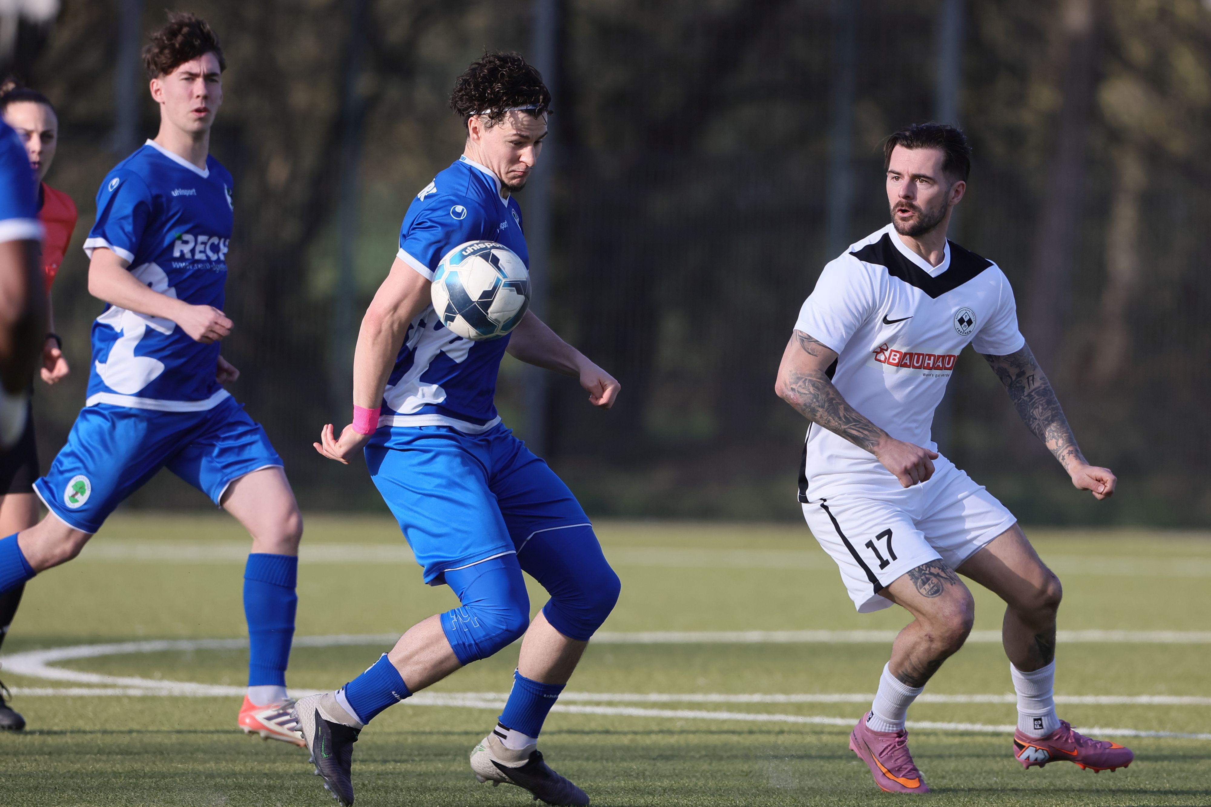 Noah Kürmali (Mitte) schließt sich dem ambitionierten SSV Merten an.