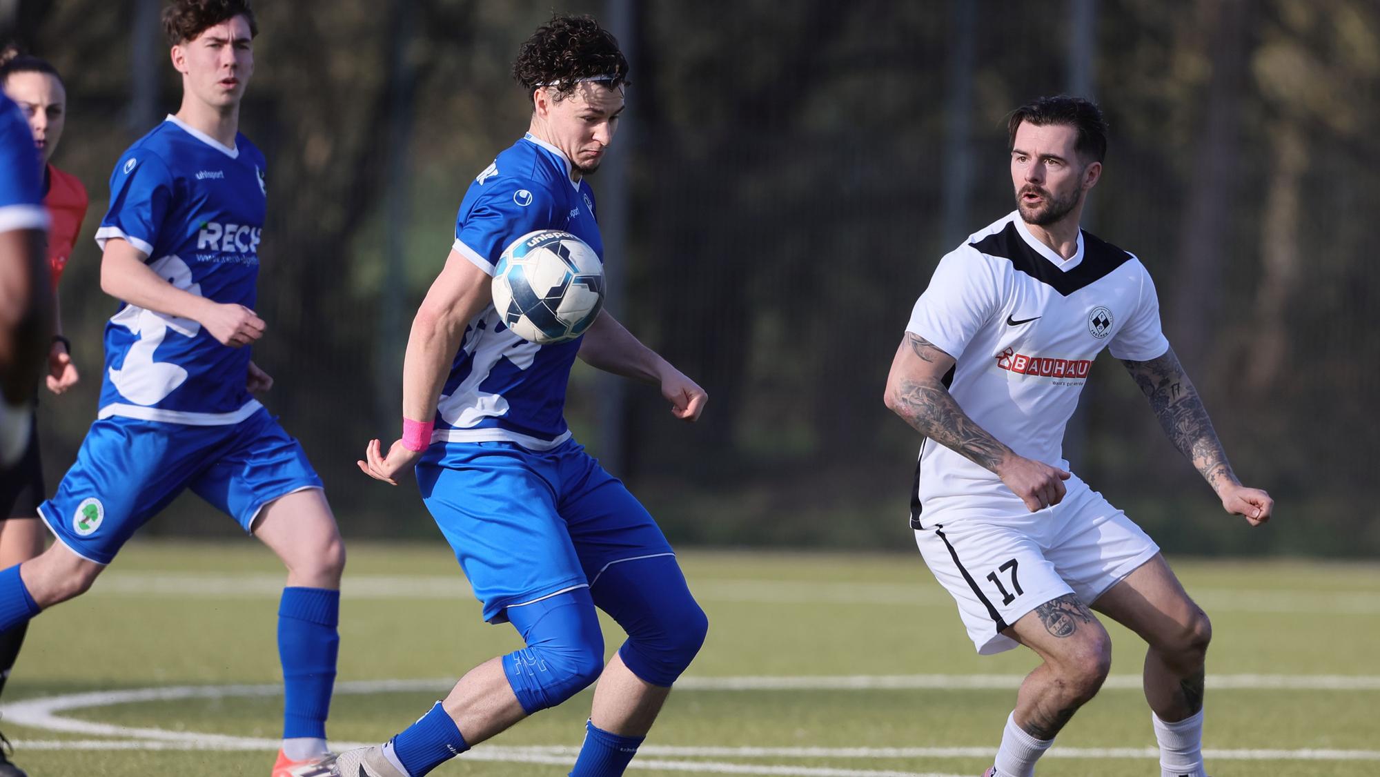 Noah Kürmali (Mitte) schließt sich dem ambitionierten SSV Merten an.