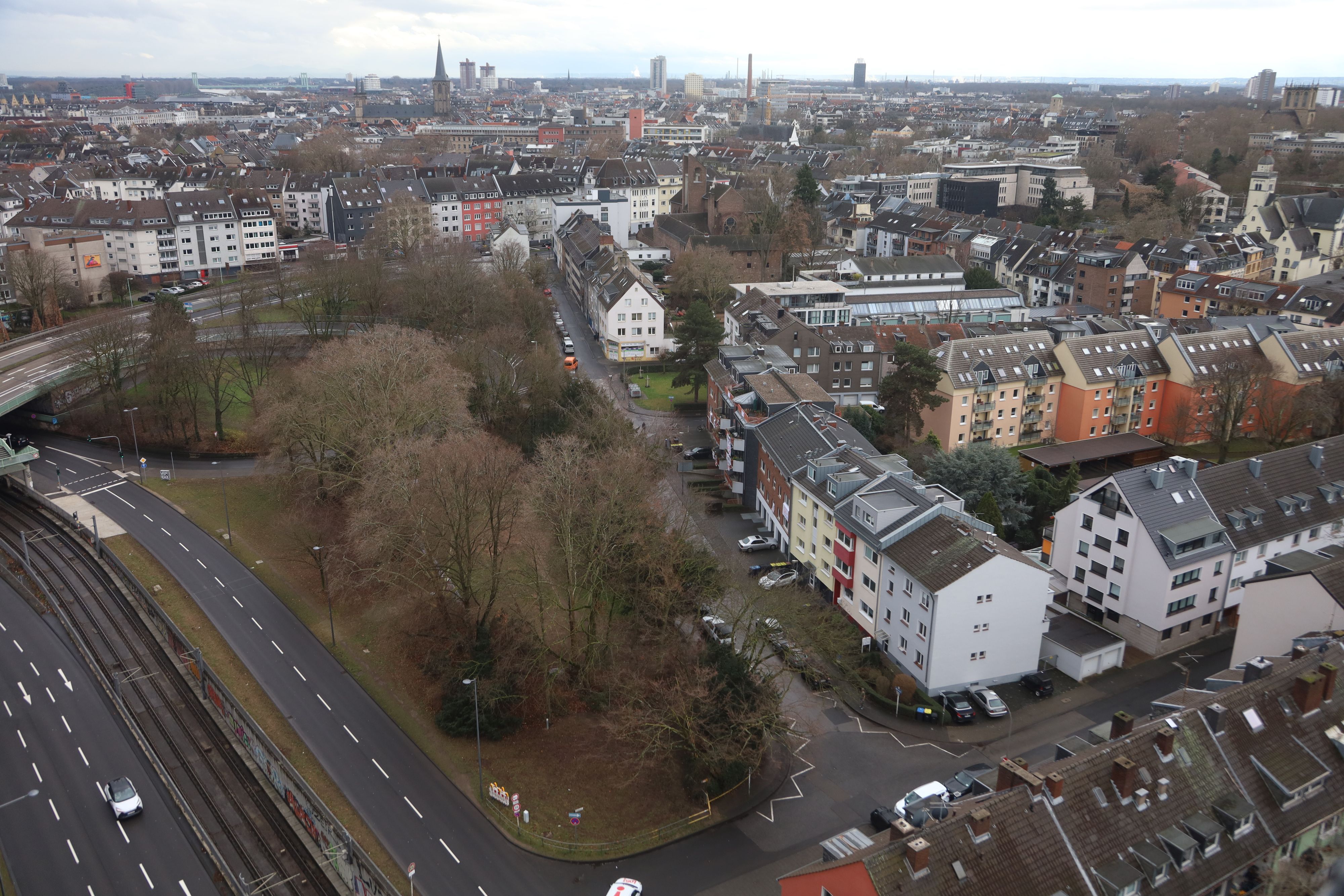 Das neue Suchthilfezentrum in der Kölner Innenstadt entsteht auf einer Grünfläche am Perlengraben (Bildmitte).