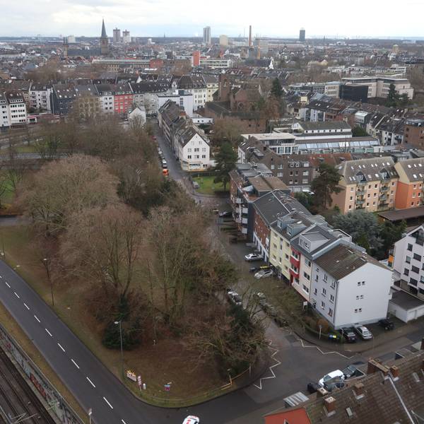 Das neue Suchthilfezentrum in der Kölner Innenstadt entsteht auf einer Grünfläche am Perlengraben (Bildmitte).