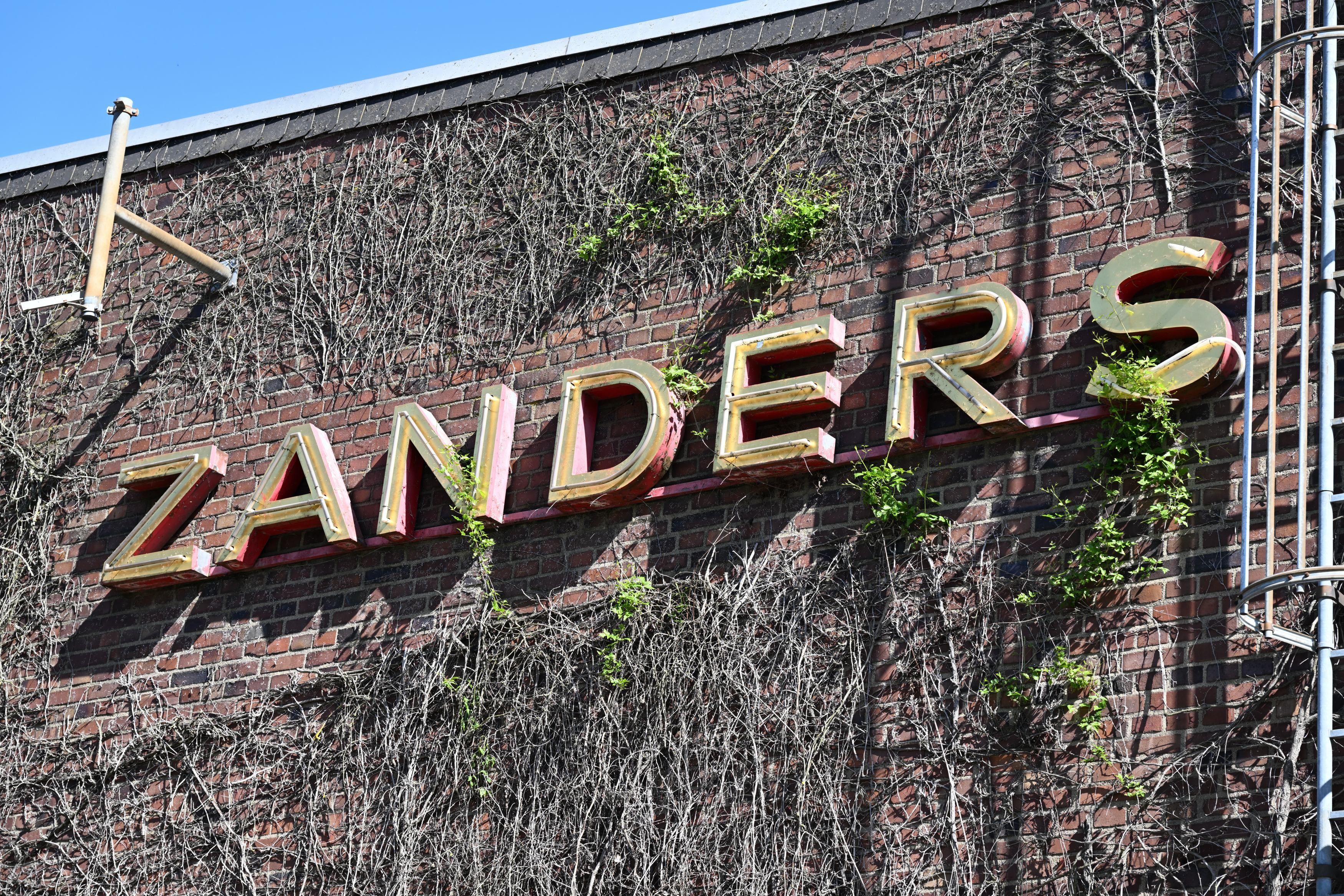 Das Foto zeigt das Emblem der Papierfabrik