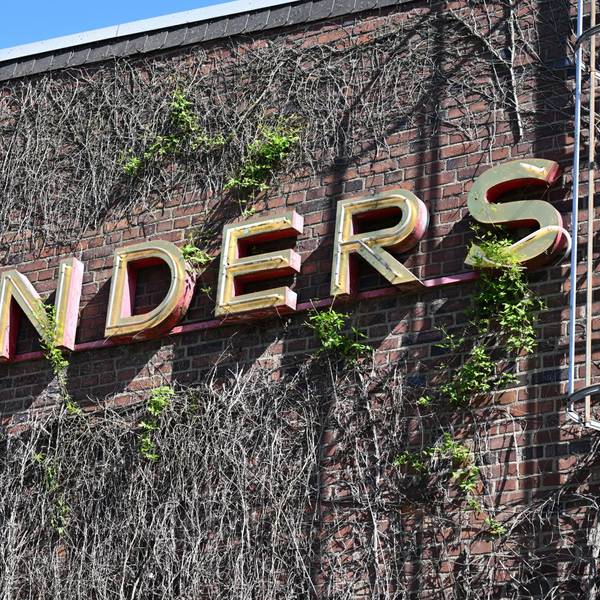 Das Foto zeigt das Emblem der Papierfabrik