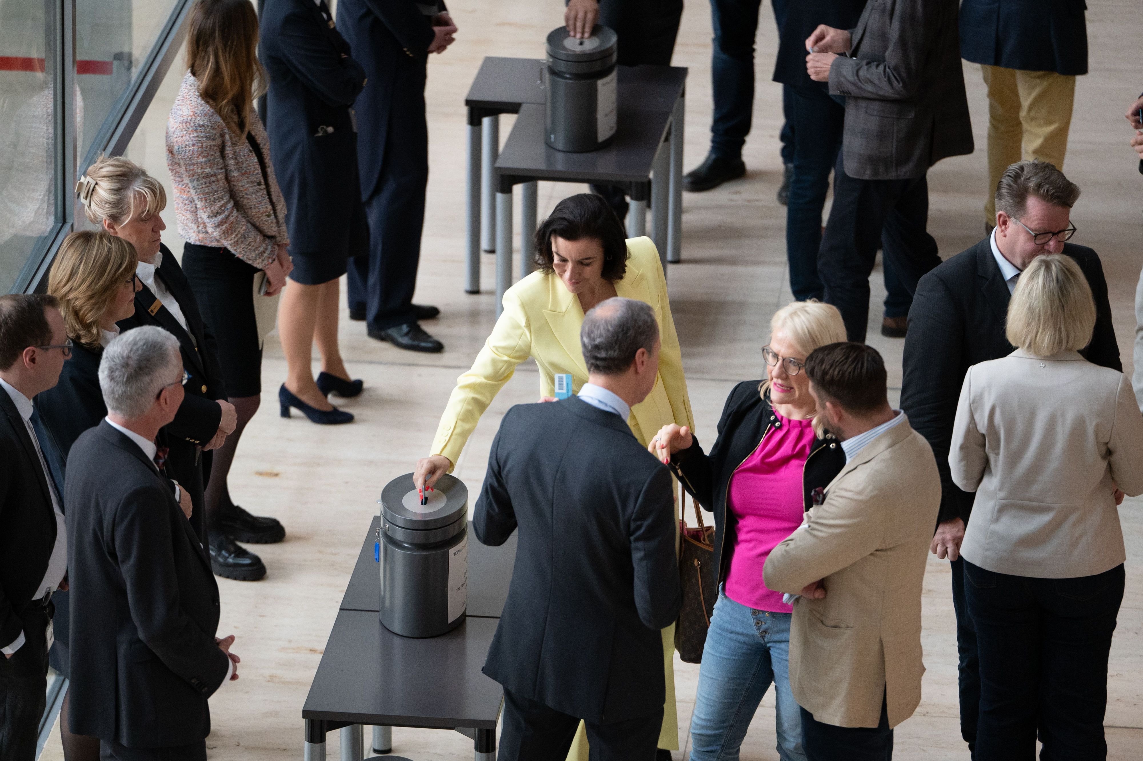 24.04.2026, Berlin: Dorothee Bär (CSU, M), Bundesministerin für Forschung, Technologie und Raumfahrt, stimmt bei der namentlichen Abstimmung über unter anderem die geplanten Tankrabatt und Entlastungsprämien ab. Foto: Markus Lenhardt/dpa +++ dpa-Bildfunk +++