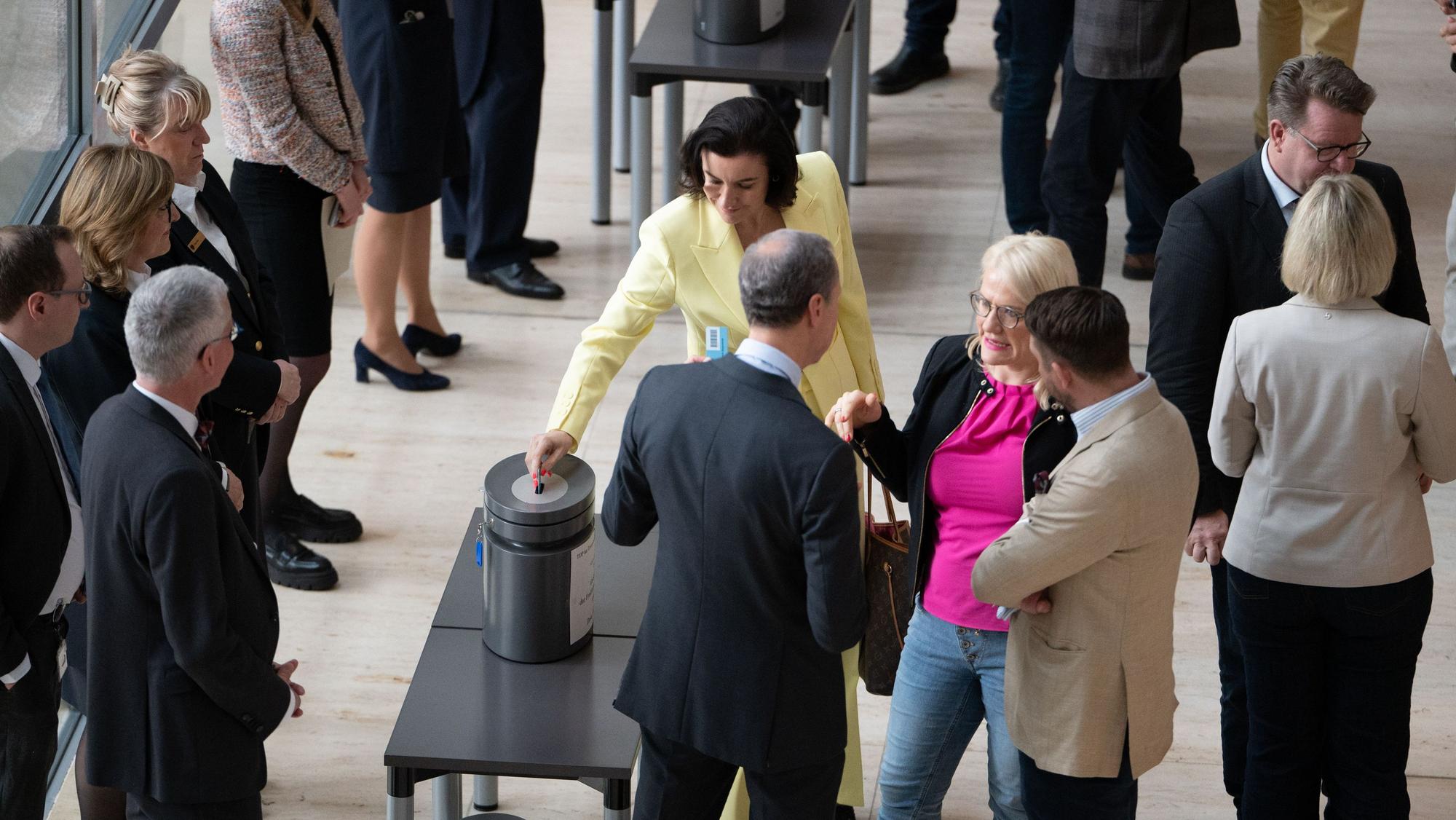 24.04.2026, Berlin: Dorothee Bär (CSU, M), Bundesministerin für Forschung, Technologie und Raumfahrt, stimmt bei der namentlichen Abstimmung über unter anderem die geplanten Tankrabatt und Entlastungsprämien ab. Foto: Markus Lenhardt/dpa +++ dpa-Bildfunk +++