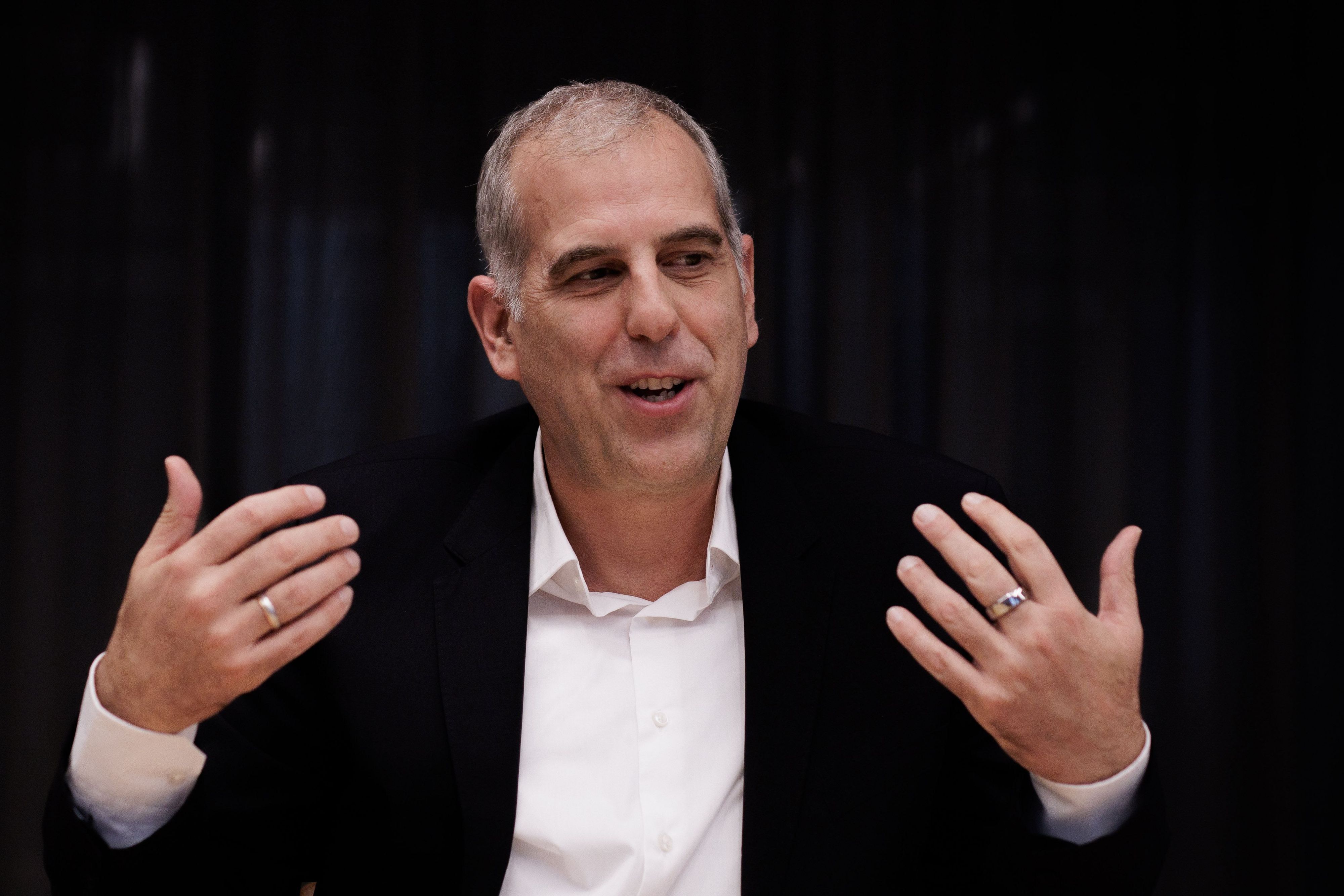 Stephan Schmitter, Geschäftsführer von RTL, spricht während eines Interviews im RTL-Hauptstadtstudio. (Archivbild)