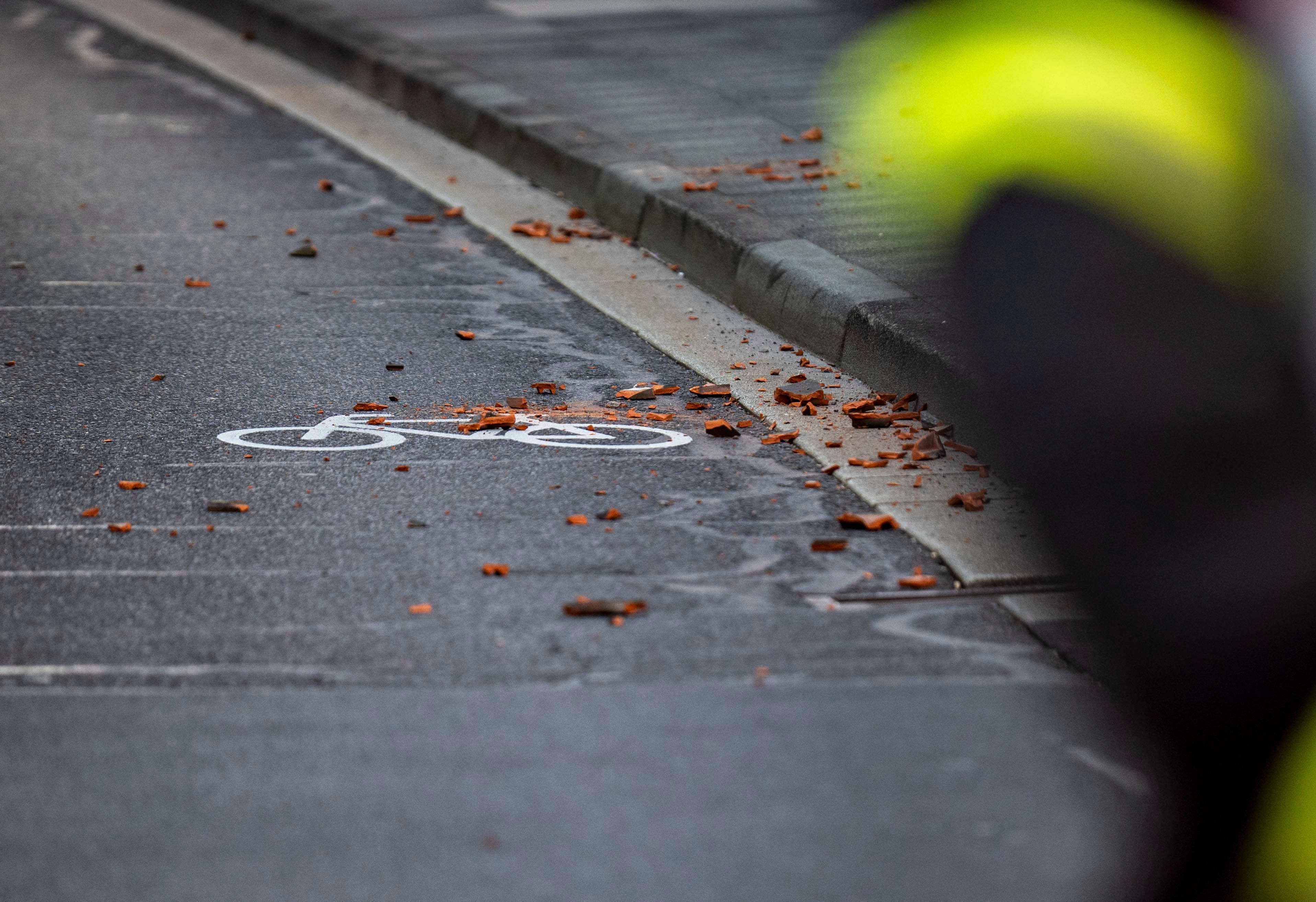 Das Bild zeigt Scherben von Dachziegeln auf der Straße.
