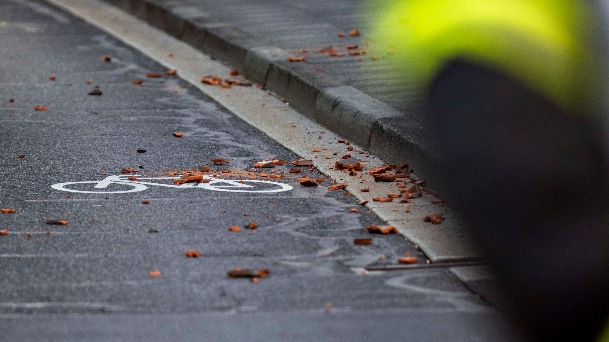 Das Bild zeigt Scherben von Dachziegeln auf der Straße.