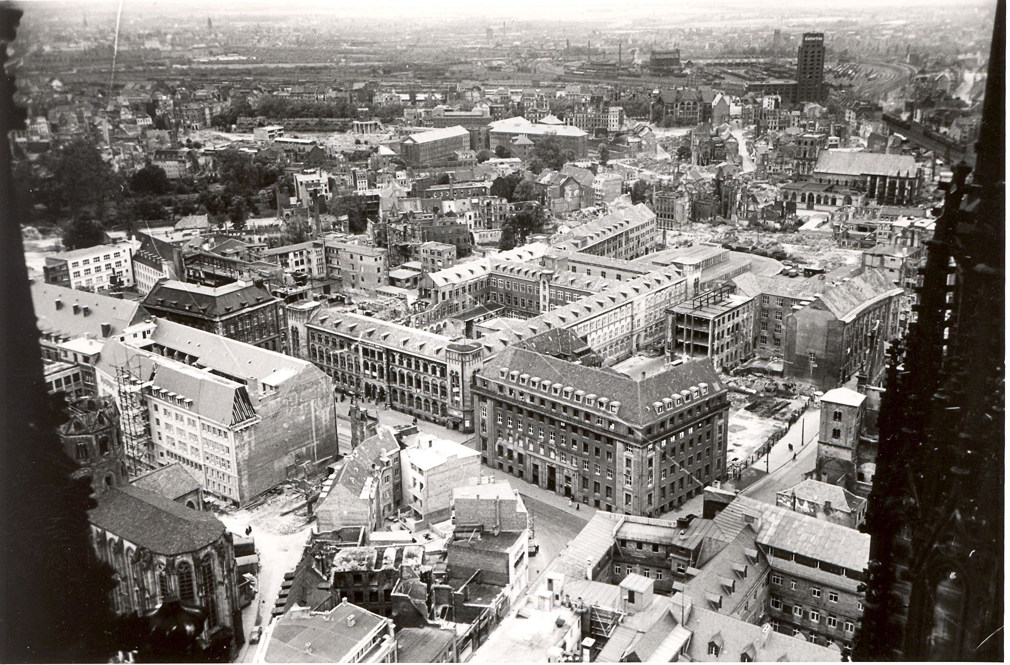 Bankenmeile An den Dominikanern / Unter Sachsenhausen vom Dom, ca. 1948.  (Auf der rechten Seite: Ehemalige Danat-Bank (Sozialgericht, Hauptpost, Rheinboden, leerer Platz (später Oppenheim, Auf der linken Seite Andreas, Neubau Deutsche Bank, Landeszentralbank)