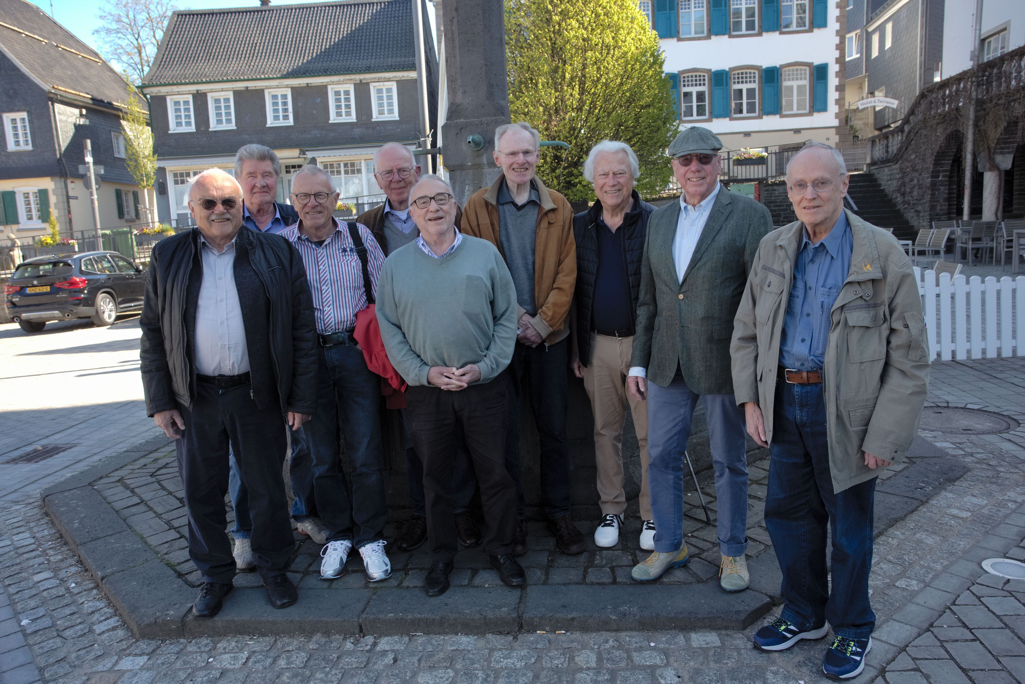 Das Foto zeigt ein Gruppenbild mit neun Männern, die zum 60-jährigen Klassentreffen in Wipperfürth kamen.
