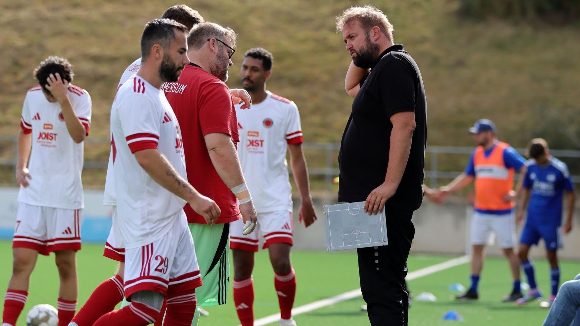 Sebastian Reisenauer als Trainer von Lommersum bei einem Time-out.