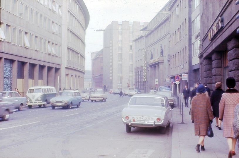 Bankenmeile Unter Sachsenhausen von Westen, 1969. (rechts Commerzbank, Dresdner, LZB; links IHK, Herstatt)