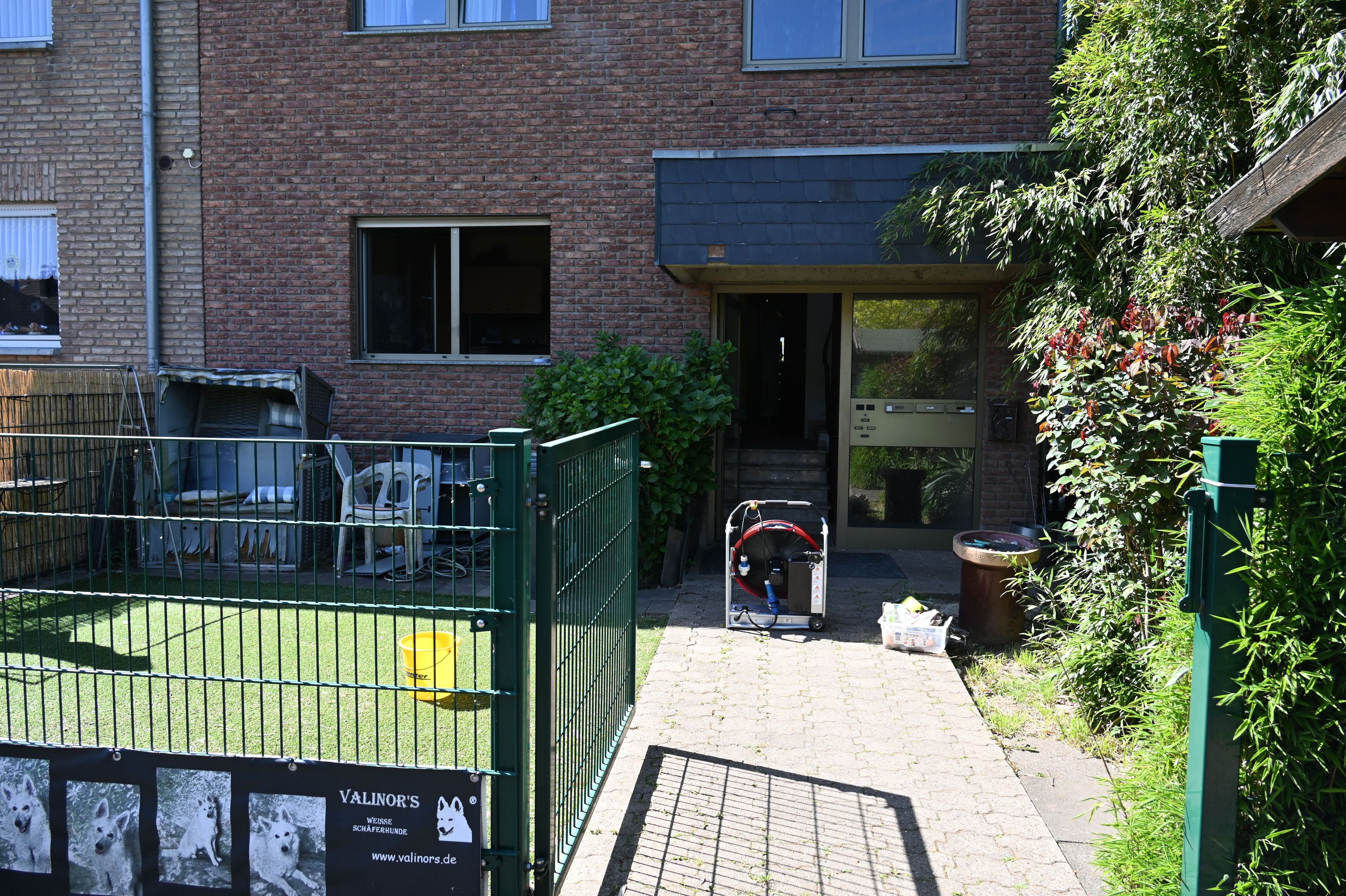 Mit einem Hochleistungslüfter hat die Feuerwehr die Wohnung vom Rauch befreit.