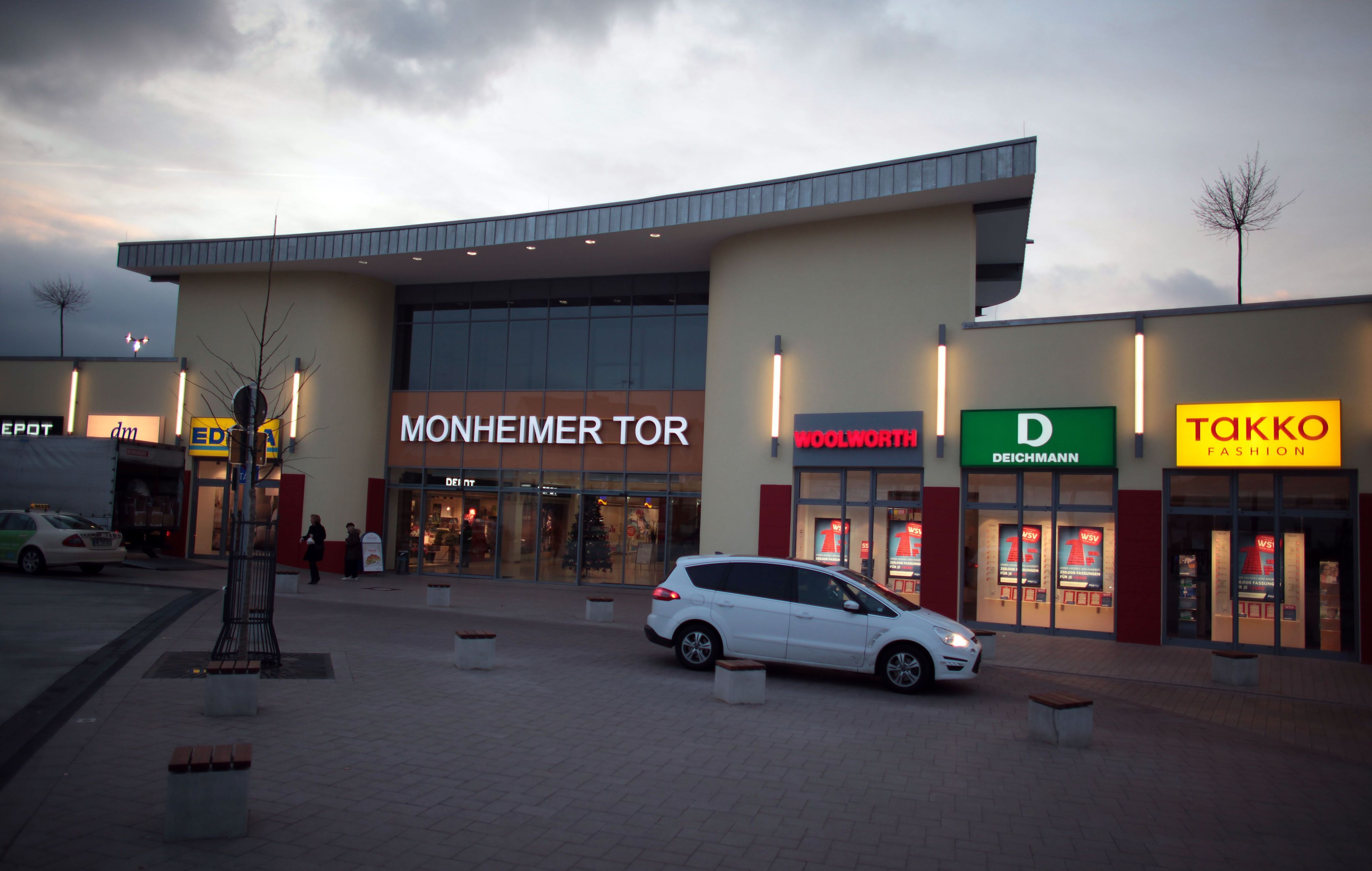 Das Einkaufszentrum „Monheimer Tor“ in Monheim, wo das Kleinkind mutmaßlich Rattengift in den Mund genommen hat.