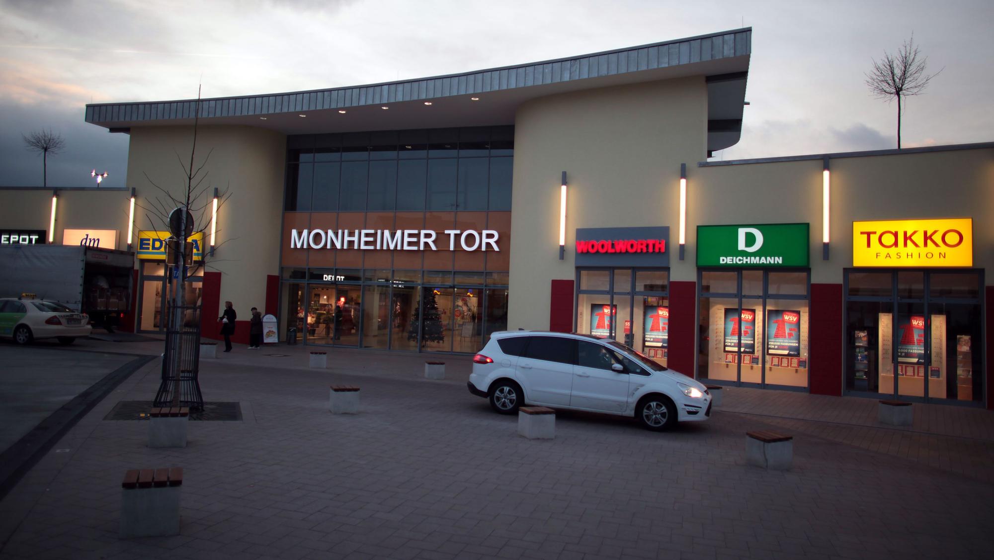 Das Einkaufszentrum „Monheimer Tor“ in Monheim, wo das Kleinkind mutmaßlich Rattengift in den Mund genommen hat.