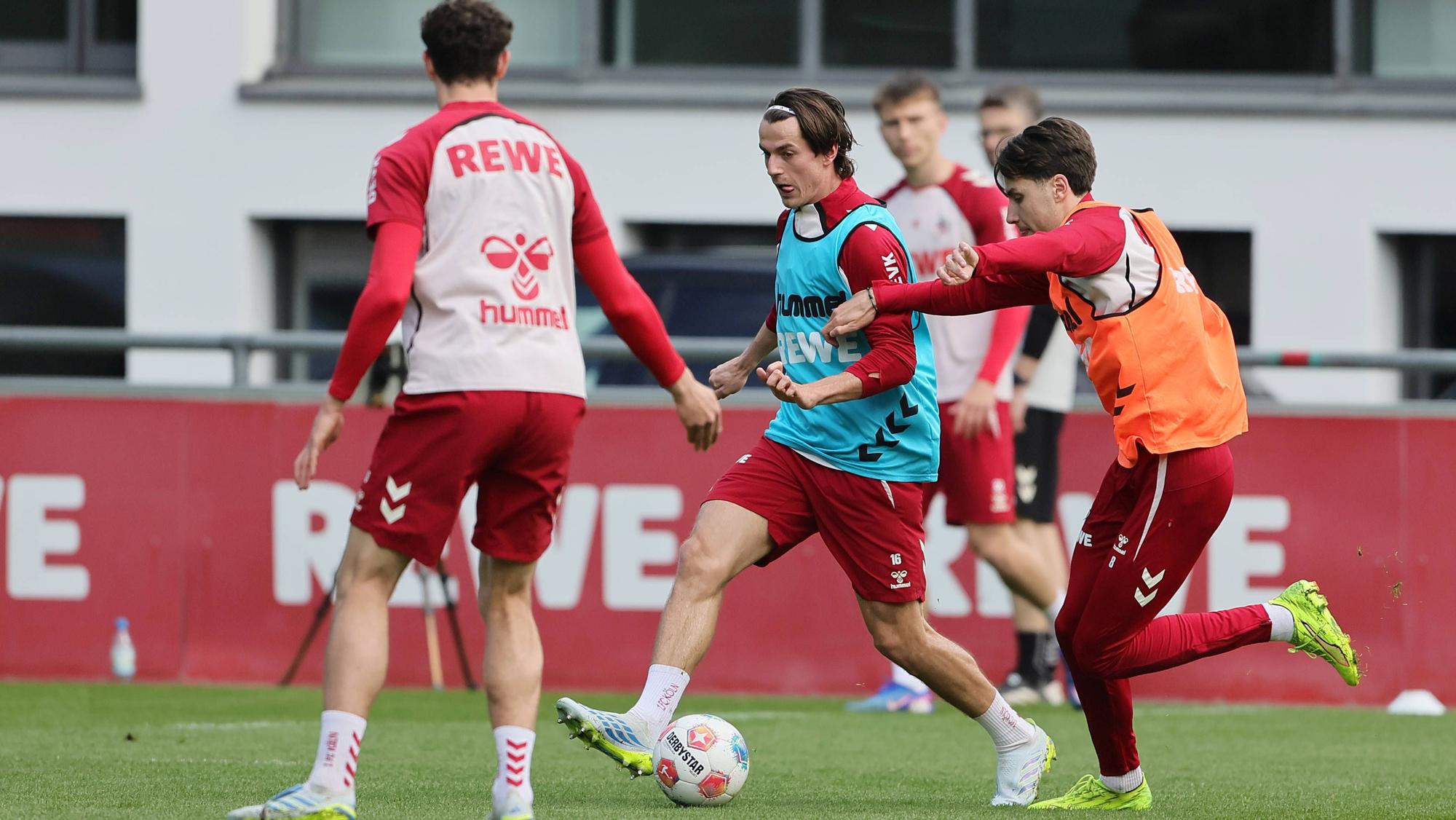 Jakub Kaminski im Training im Zweikampf mit Denis Huseinbasic.