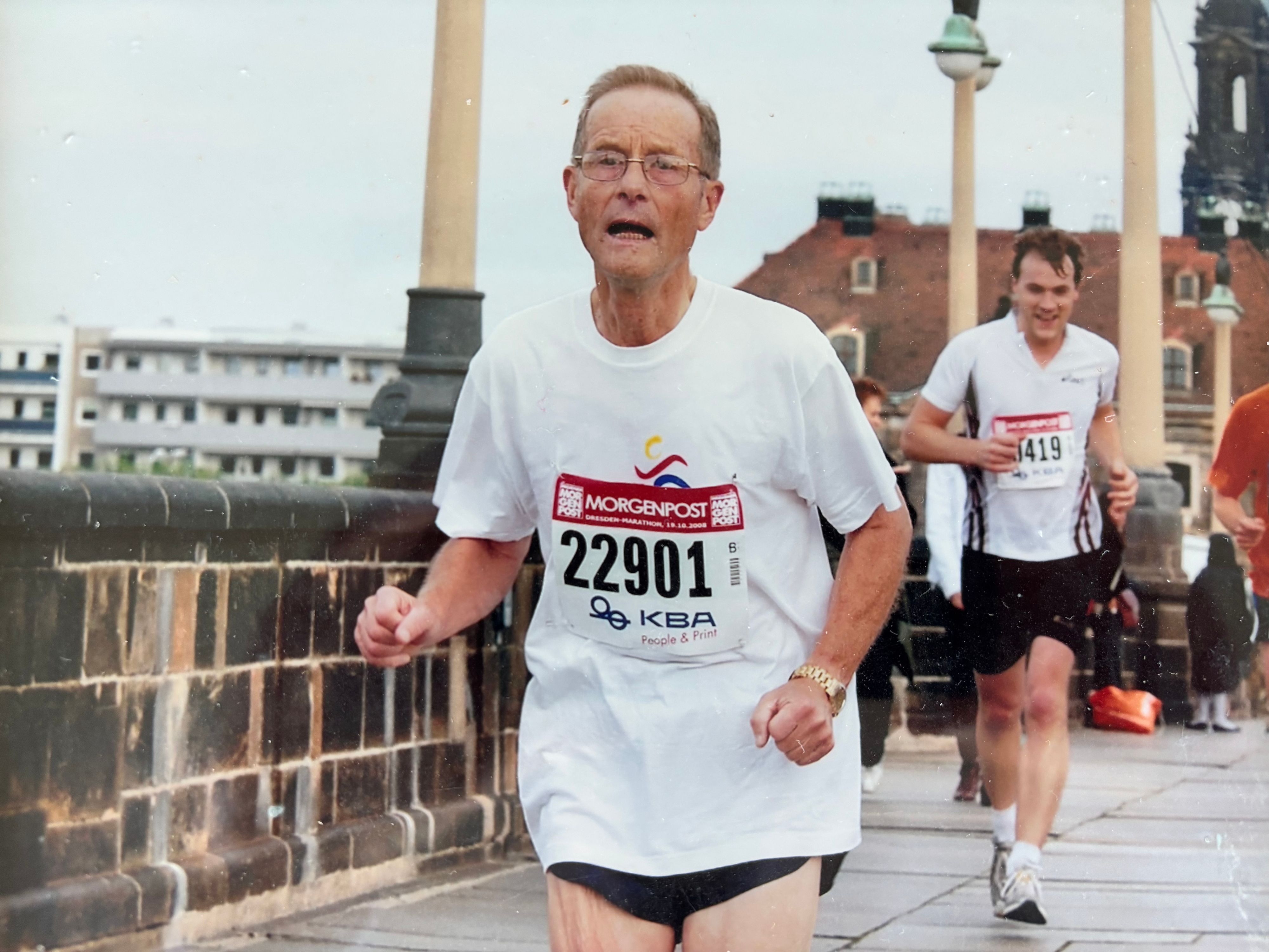 Wilhelm Ehlers läuft auf diesem Bild bei einem Marathon mit.